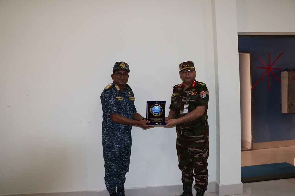 পায়রা বন্দরের পক্ষ থেকে প্রিন্সিপাল স্টাফ অফিসার, সশস্ত্র বাহিনী বিভাগ মহোদয়কে শুভেচ্ছা স্মারক হিসেবে ক্রেস্ট প্রদান।