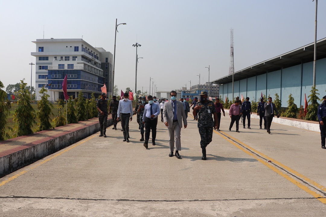 রাবনাবাদ চ্যানেল পরিদর্শনের উদ্দেশ্যে জেটির দিকে কমিশনার মহোদয়ের যাত্রা।