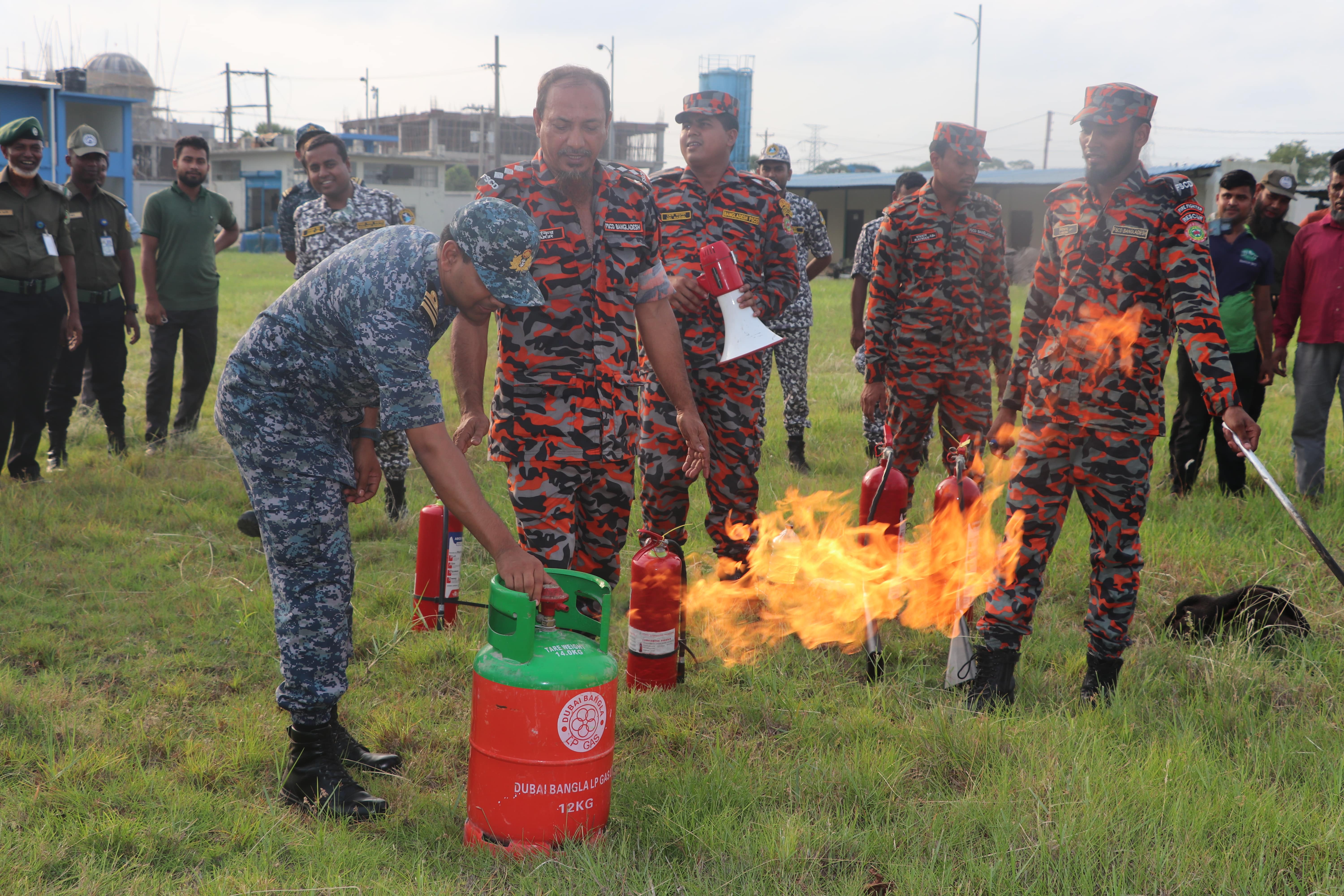 অগ্নি নির্বাপণ প্রশিক্ষণ ও মহড়ার ব্যবহারিক প্রশিক্ষণ।