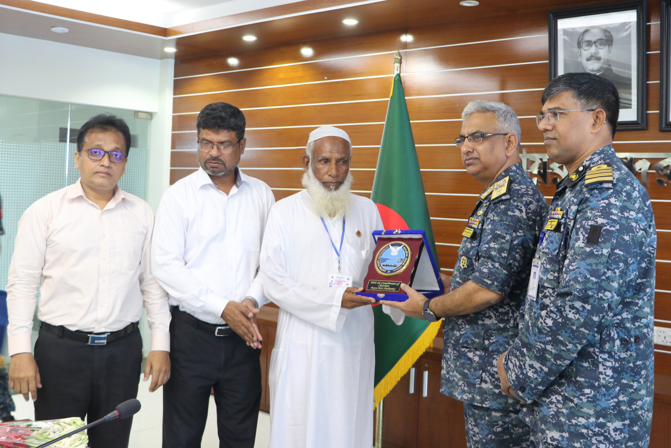 বীর মুক্তিযোদ্ধার হাতে ক্রেস্ট তুলে দিয়ে সংবর্ধনা জানাচ্ছেন মাননীয় চেয়ারম্যান মহোদয়