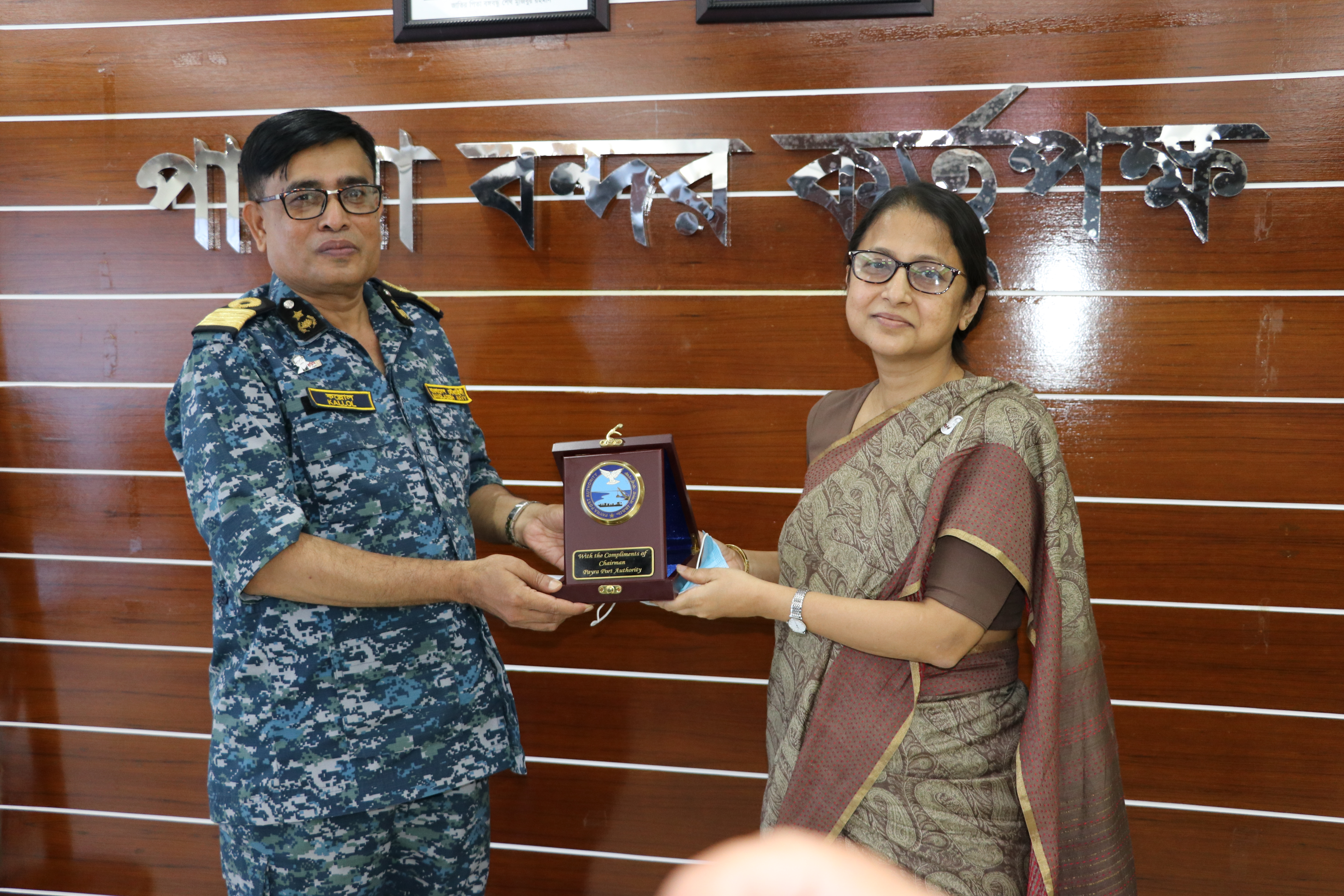 পায়রা বন্দরের পক্ষ থেকে সচিব মহোদয়কে শুভেচ্ছা স্মারক হিসেবে ক্রেস্ট প্রদান।