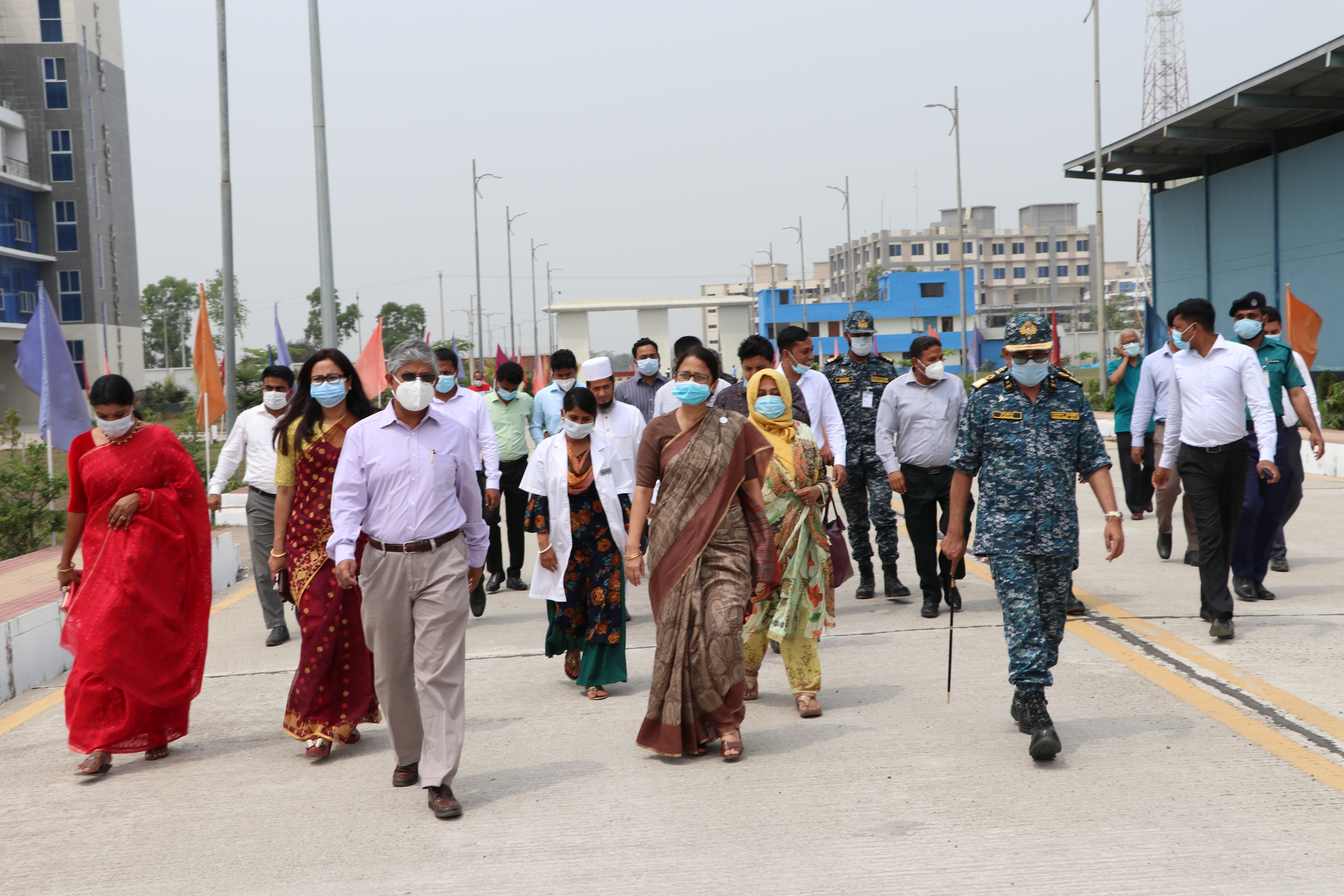 রাবনাবাদ চ্যানেল পরিদর্শনের উদ্দেশ্যে জেটির দিকে সচিব মহোদয়ের যাত্রা।