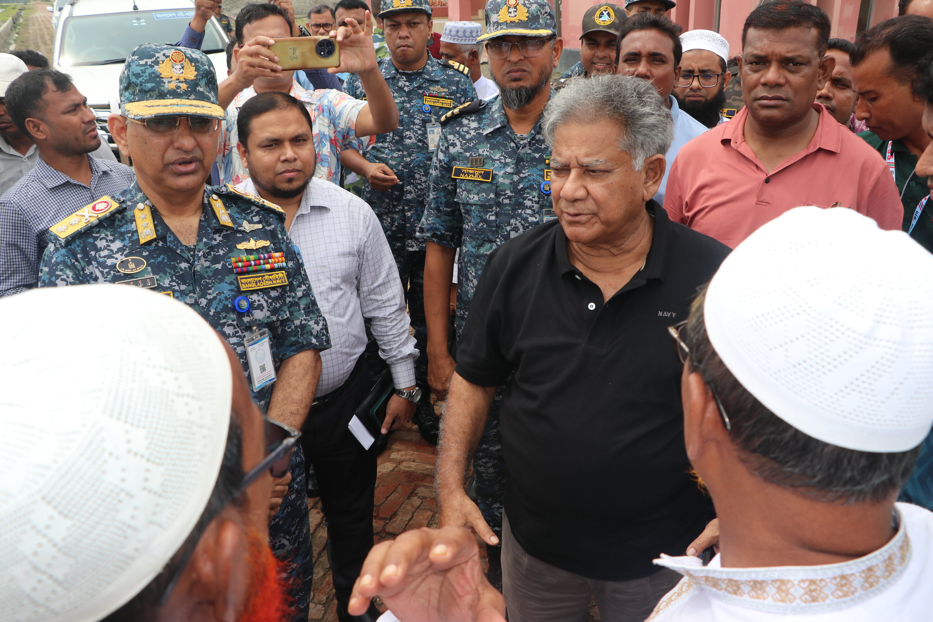 নৌপরিবহন মন্ত্রণালয়ের মাননীয় উপদেষ্টা মহোদয় DISF প্রকল্প পরিদর্শনকালে স্থানীয় প্রতিনিধিদের সাথে কুশল বিনিময়