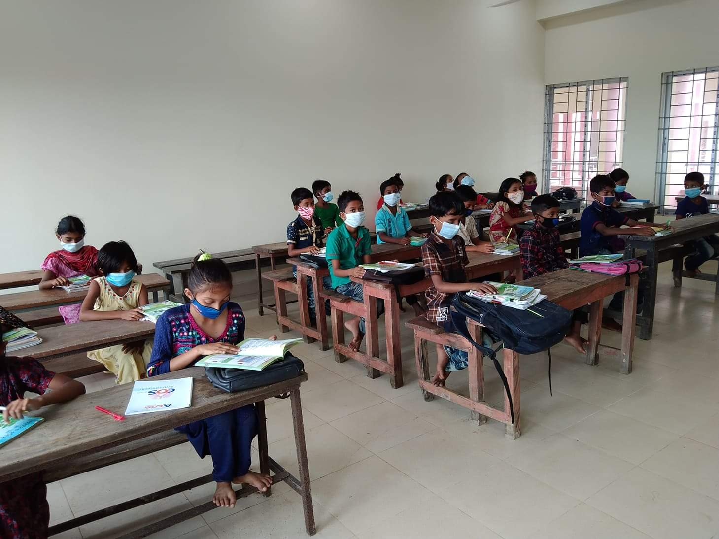 লালুয়া ইউনিয়নে অবস্থিত মহল্লাপাড়া পুনর্বাসন এলাকায় স্থাপিত চারিপাড়া বিদ্যালয়ে ৪র্থ ও ৫ম শ্রেণির শিক্ষার্থীদের নিয়মিত পাঠদান শুরু।