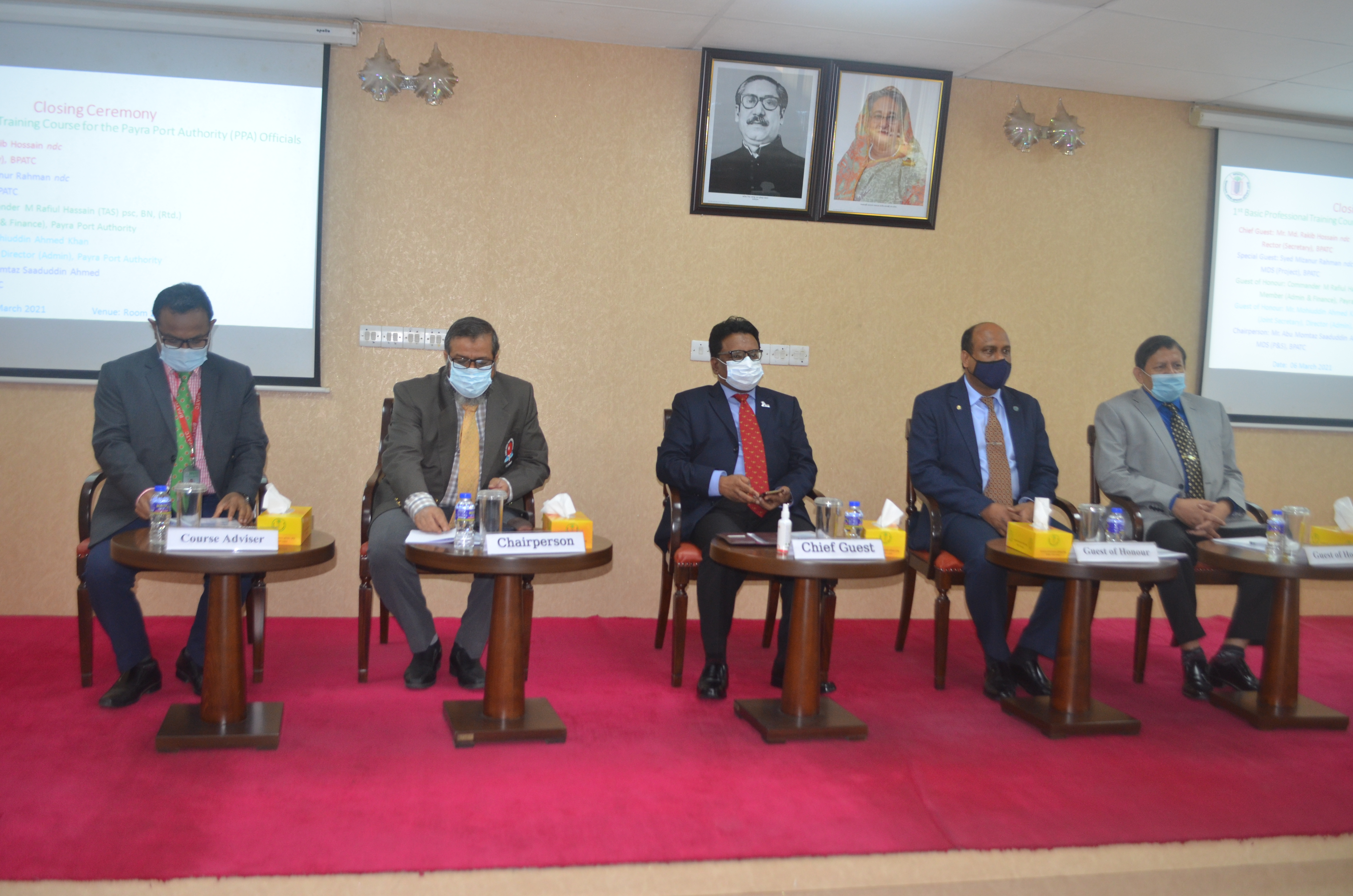 কোর্সের সমাপণী ও সার্টিফিকেট বিতরণ অনুষ্ঠানে ফ্যাকাল্টি ও আগত অতিথিবৃন্দ