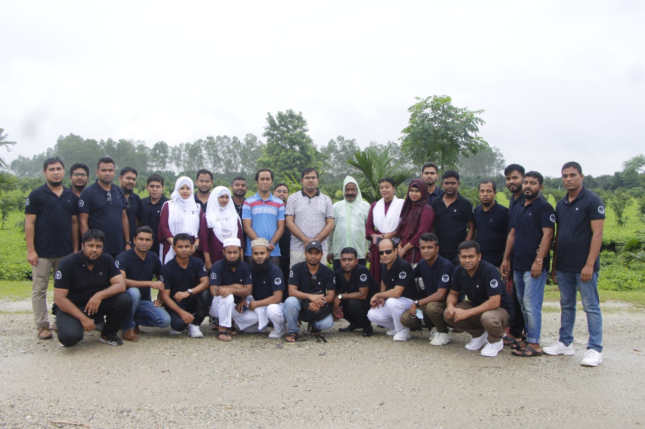 হিলি চা বাগান পরিদর্শন শেষে প্রশিক্ষণার্থীরা