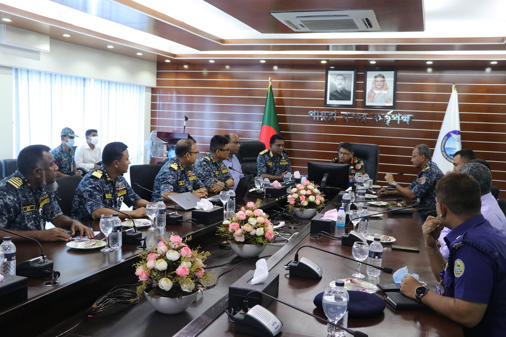 পায়রা বন্দরের কনফারেন্স কক্ষে বন্দরের উন্নয়ন কার্যক্রম সম্পর্কে উপস্থাপনা প্রদান