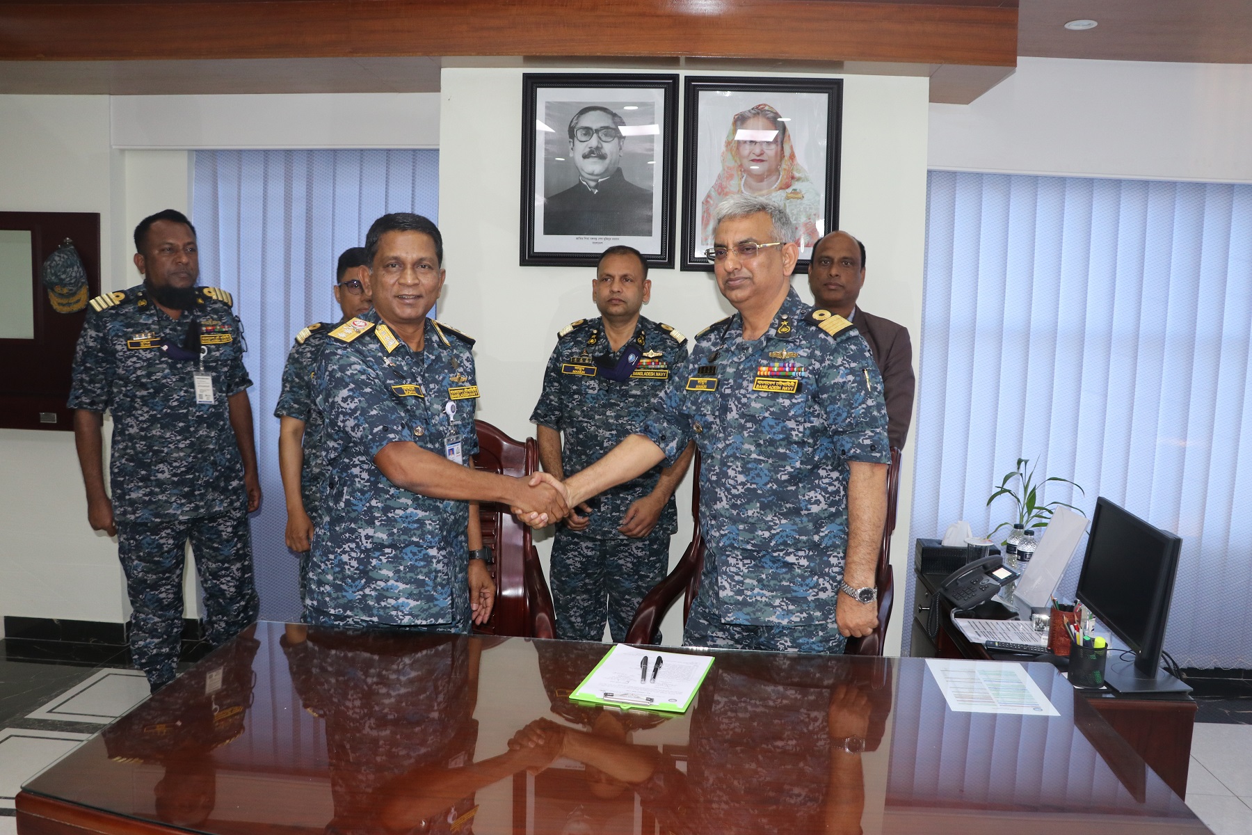 দায়িত্বভার অর্পণ এবং গ্রহণের মুহুর্তে বিদায়ী চেয়ারম্যান কমডোর আব্দুল্লাহ আল মামুন চৌধুরী, (এন), বিএসপি, এনডিসি, পিএসসি, বিএন ও নবনিযুক্ত চেয়ারম্যান রিয়ার এডমিরাল মোহাম্মদ সোহায়েল, (ট্যাজ), এনইউপি, পিপিএম, পিএসসি, বিএন মহোদয়।