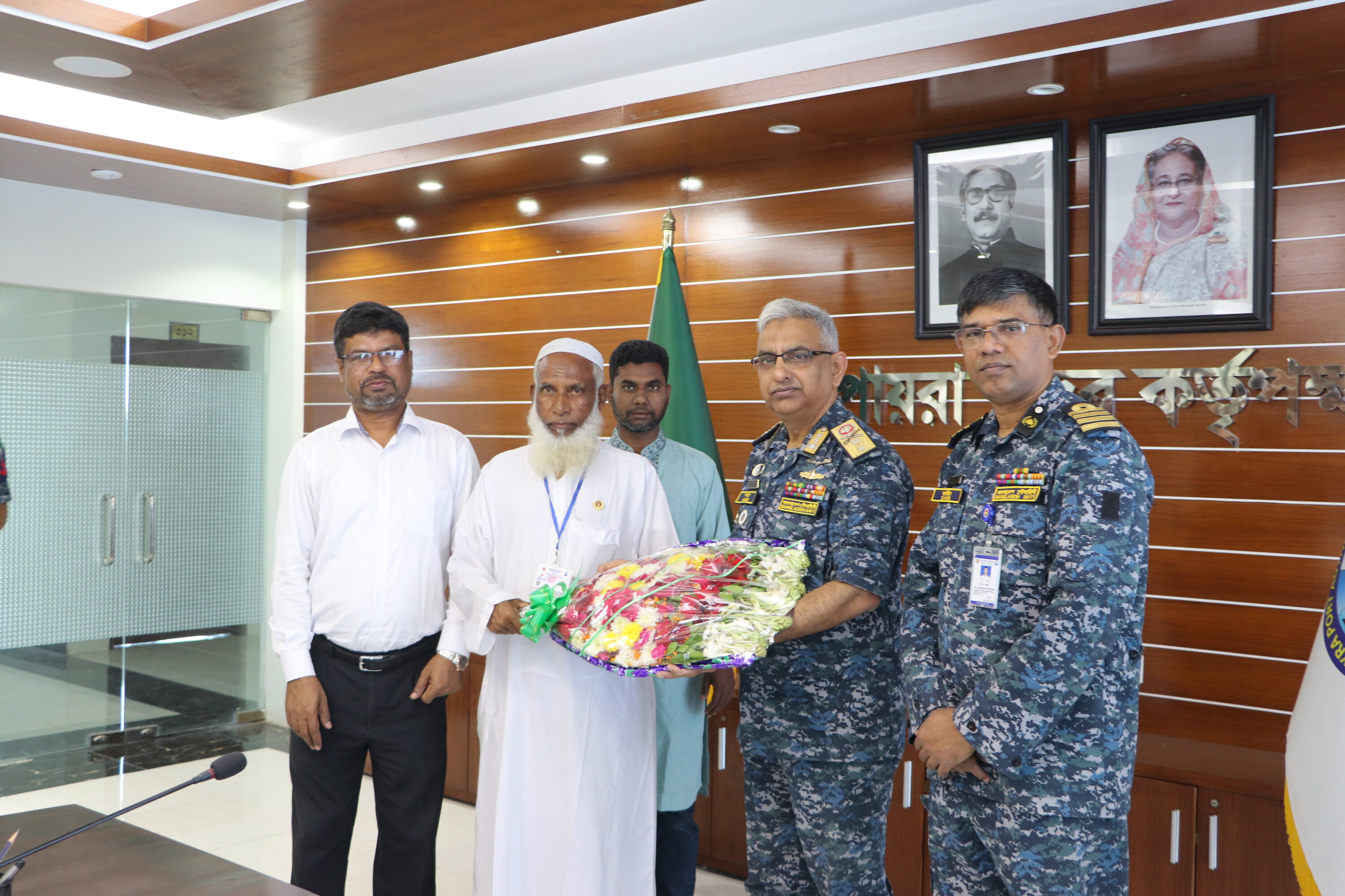 বীর মুক্তিযোদ্ধা মোঃ দেলোয়ার হোসেন মহোদয়কে ফুলের তোড়া দিয়ে স্বাগত জানাচ্ছেন মাননীয় চেয়ারম্যান মহোদয়