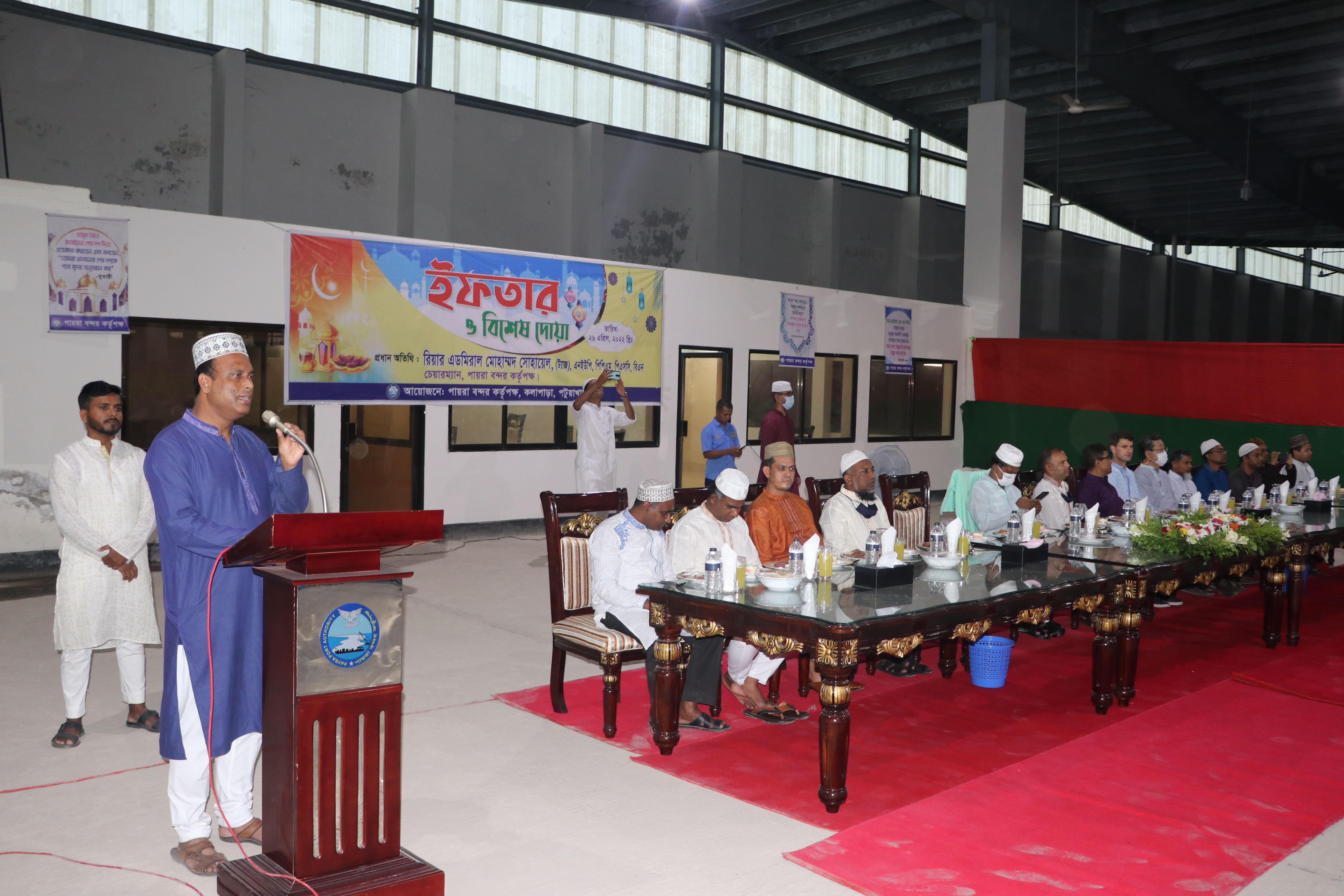 ইফতার ও বিশেষ দোয়া মাহফিলে বক্তব্য প্রদান করেন কমান্ডার এম রাফিউল হাসাইন, (ট্যাজ), পিএসসি, বিএন (অবঃ), সদস্য (প্রশাসন ও অর্থ)।