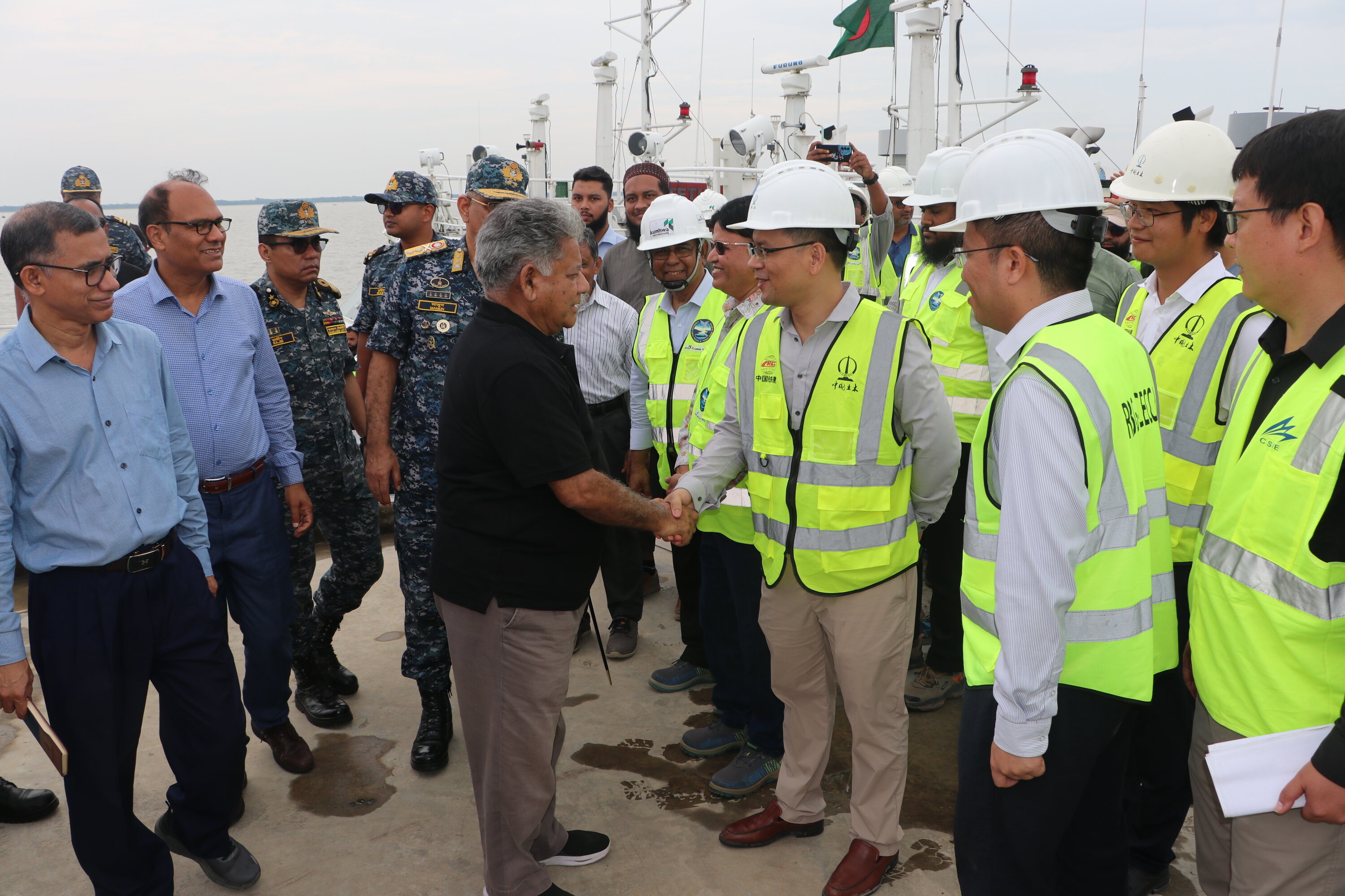 নৌপরিবহন মন্ত্রণালয়ের মাননীয় উপদেষ্টা মহোদয়ের PPFT প্রকল্পের ইঞ্জিনিয়ারদের সাথে কুশল বিনিময়