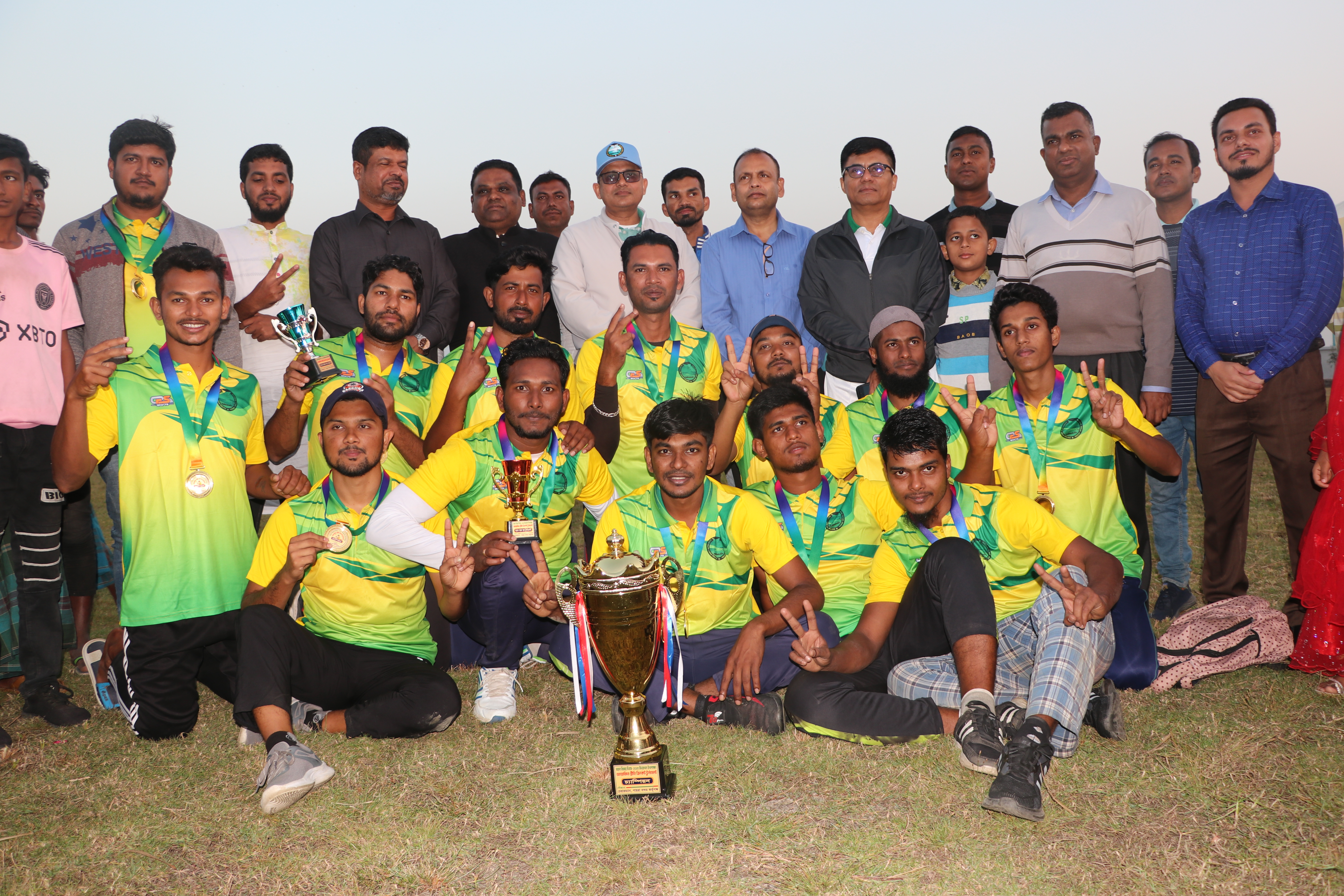 ট্রফিসহ বিজয়ীদলের উল্লাস