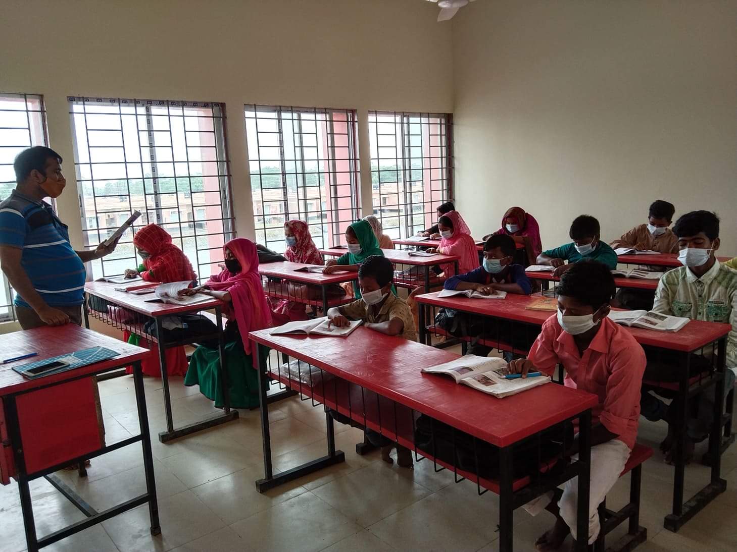 লালুয়া ইউনিয়নে অবস্থিত মহল্লাপাড়া পুনর্বাসন এলাকায় স্থাপিত চারিপাড়া বিদ্যালয়ে ৪র্থ ও ৫ম শ্রেণির শিক্ষার্থীদের নিয়মিত পাঠদান শুরু।