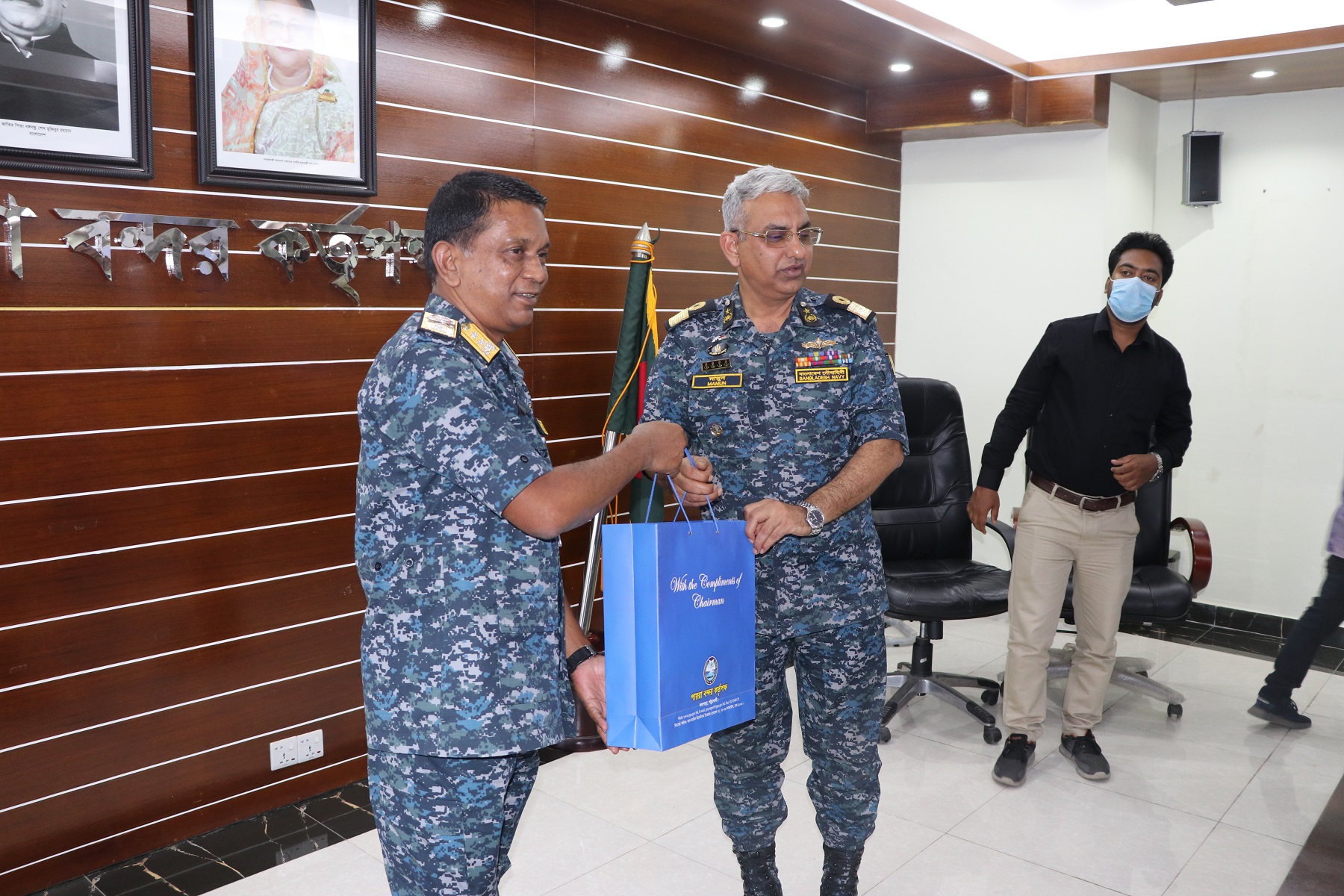 পায়রা বন্দর কর্তৃপক্ষের পক্ষ থেকে বিদায়ী চেয়ারম্যান মহোদয়-কে উপহার প্রদান।