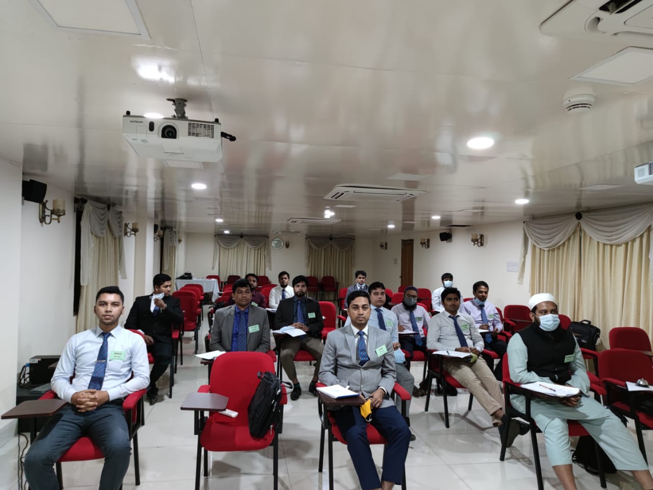 শ্রেণিকক্ষে প্রশিক্ষণার্থীরা