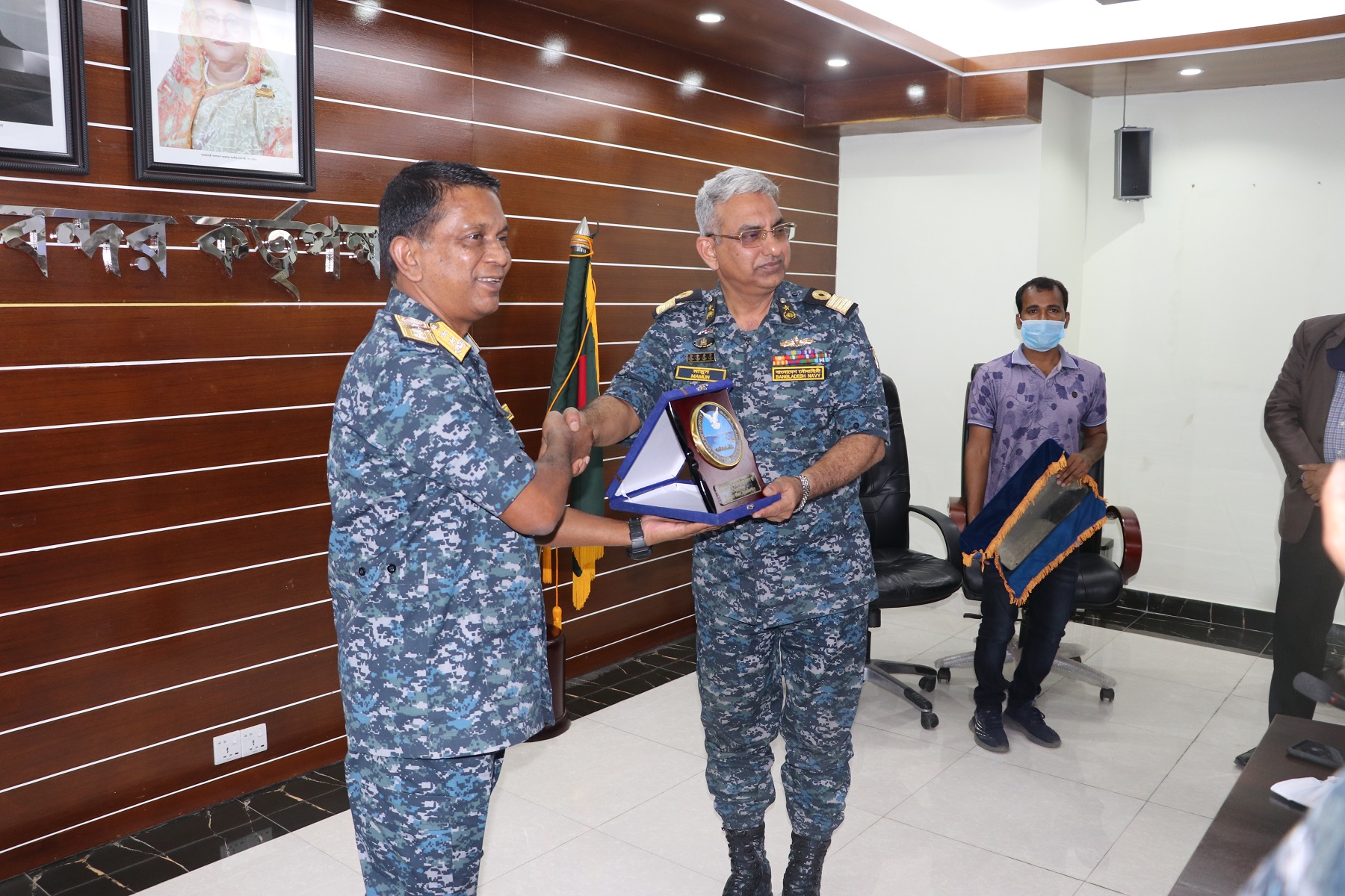 পায়রা বন্দরের পক্ষ থেকে বিদায়ী চেয়ারম্যান মহোদয়কে শুভেচ্ছা স্মারক হিসেবে ক্রেস্ট প্রদান।