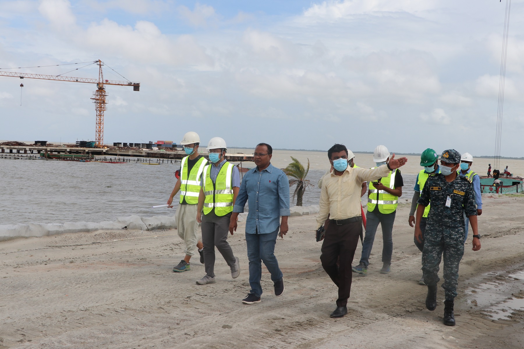 পায়রা বন্দর পরিদর্শনকালে জনাব এ কে এম টিপু সুলতান অতিরিক্ত সচিব,জননিরাপত্তা বিভাগ, স্বরাষ্ট্র মন্ত্রণালয় মহোদয়।