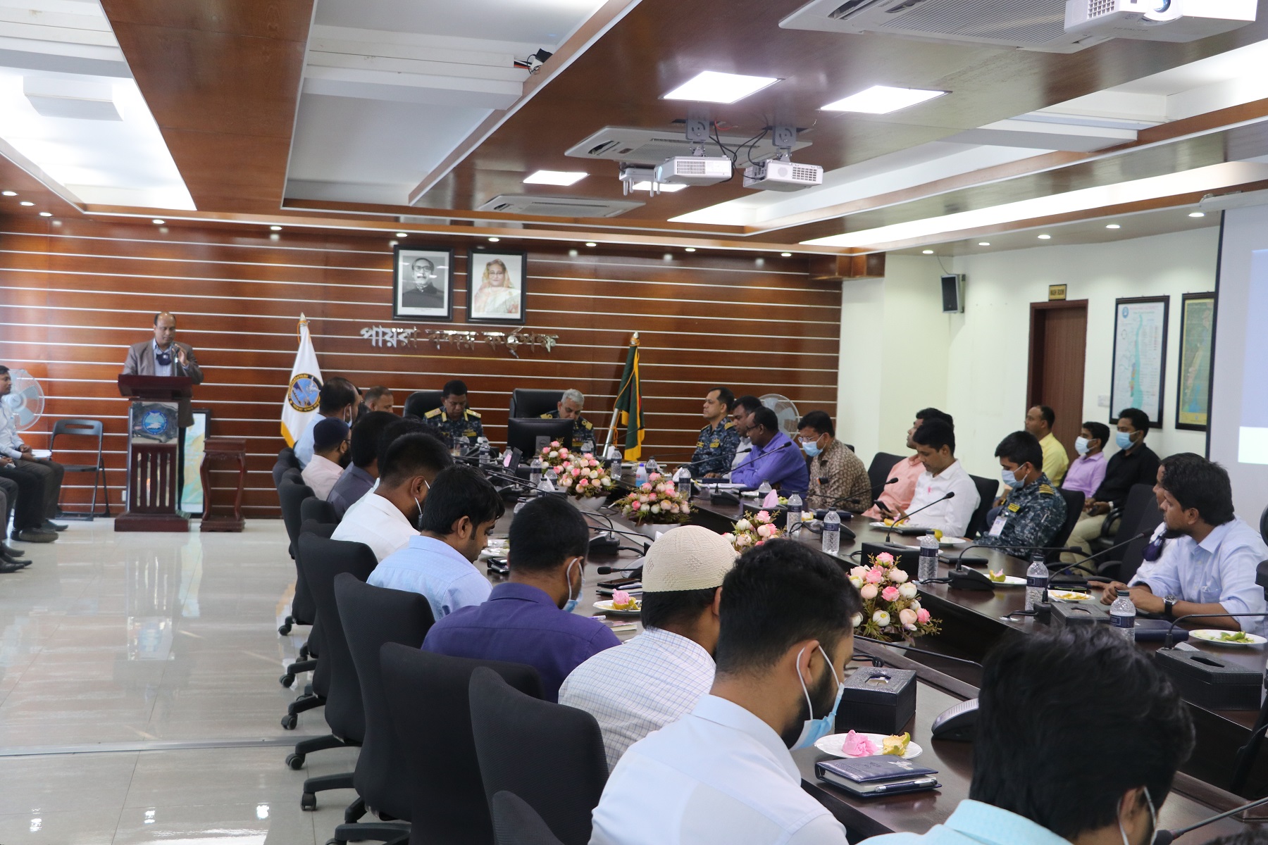 দায়িত্বভার অর্পণ এবং গ্রহণের অনুষ্ঠানে বক্তব্য প্রদান করেন কমান্ডার এম রাফিউল হাসাইন, (ট্যাজ), পিএসসি, বিএন (অবঃ), সদস্য (প্রশাসন ও অর্থ)।