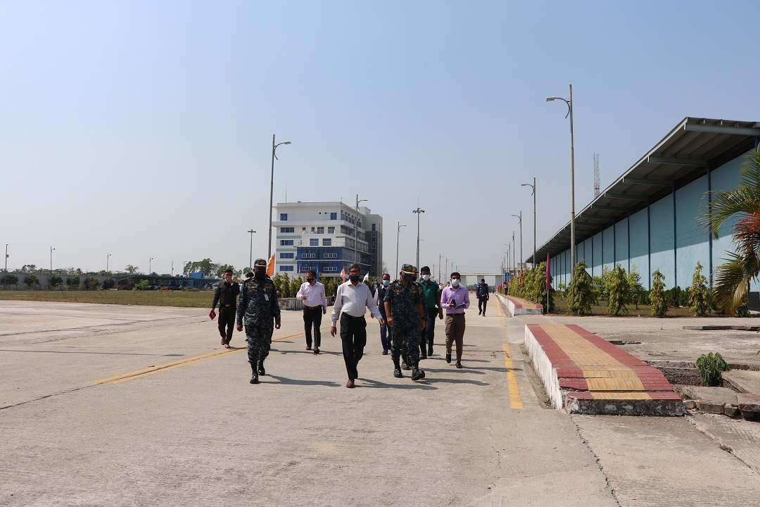 রাবনাবাদ চ্যানেল পরিদর্শনের উদ্দেশ্যে জেটির দিকে জাতীয় রাজস্ব বোর্ডের চেয়ারম্যান ও নৌ-পরিবহন মন্ত্রণালয়ের অতিরিক্ত সচিব মহোদয়ের যাত্রা।