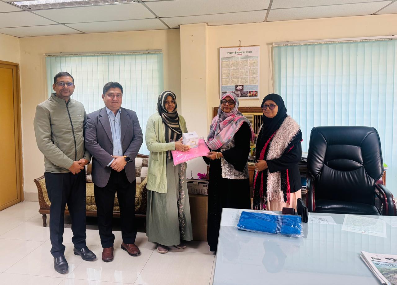 ইংরেজি নতুন বছর ২০২৬ উপলক্ষ্যে কর্মকর্তাদের মধ্যে মগ-টাওয়েল বিতরণ