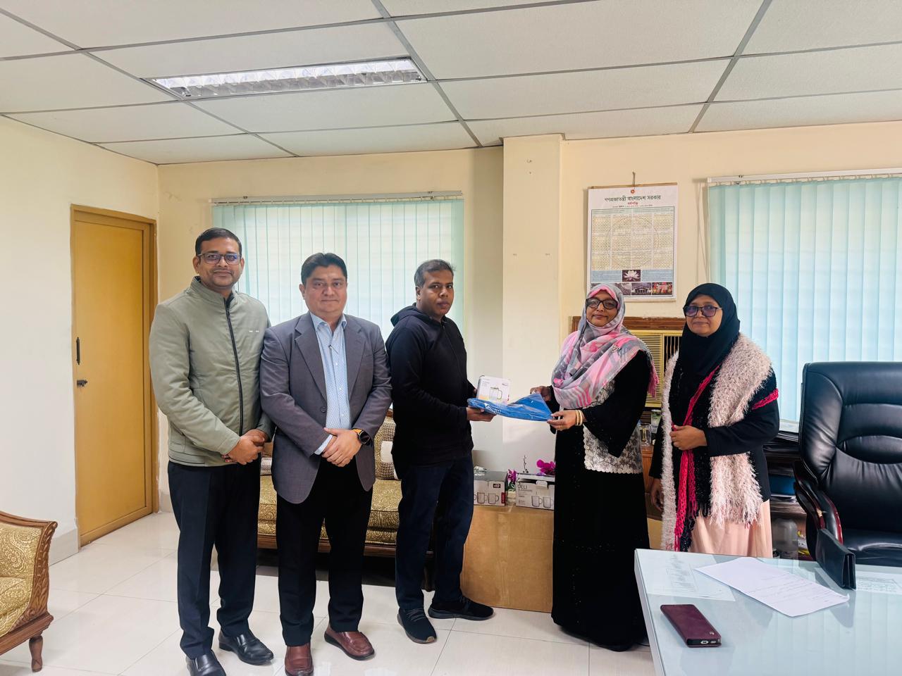 ইংরেজি নতুন বছর ২০২৬ উপলক্ষ্যে কর্মচারীদের মধ্যে মগ-টাওয়েল বিতরণ