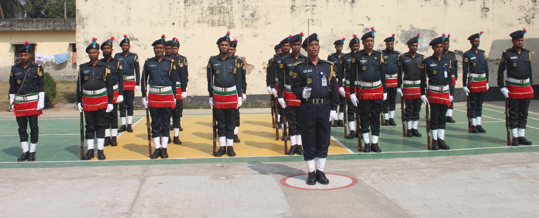 সচিক মহোদয়ের বরিশাল কেন্দ্রীয় কারাগার পরিদর্শন কালে তার সন্মানার্থে সালামী প্রদান।