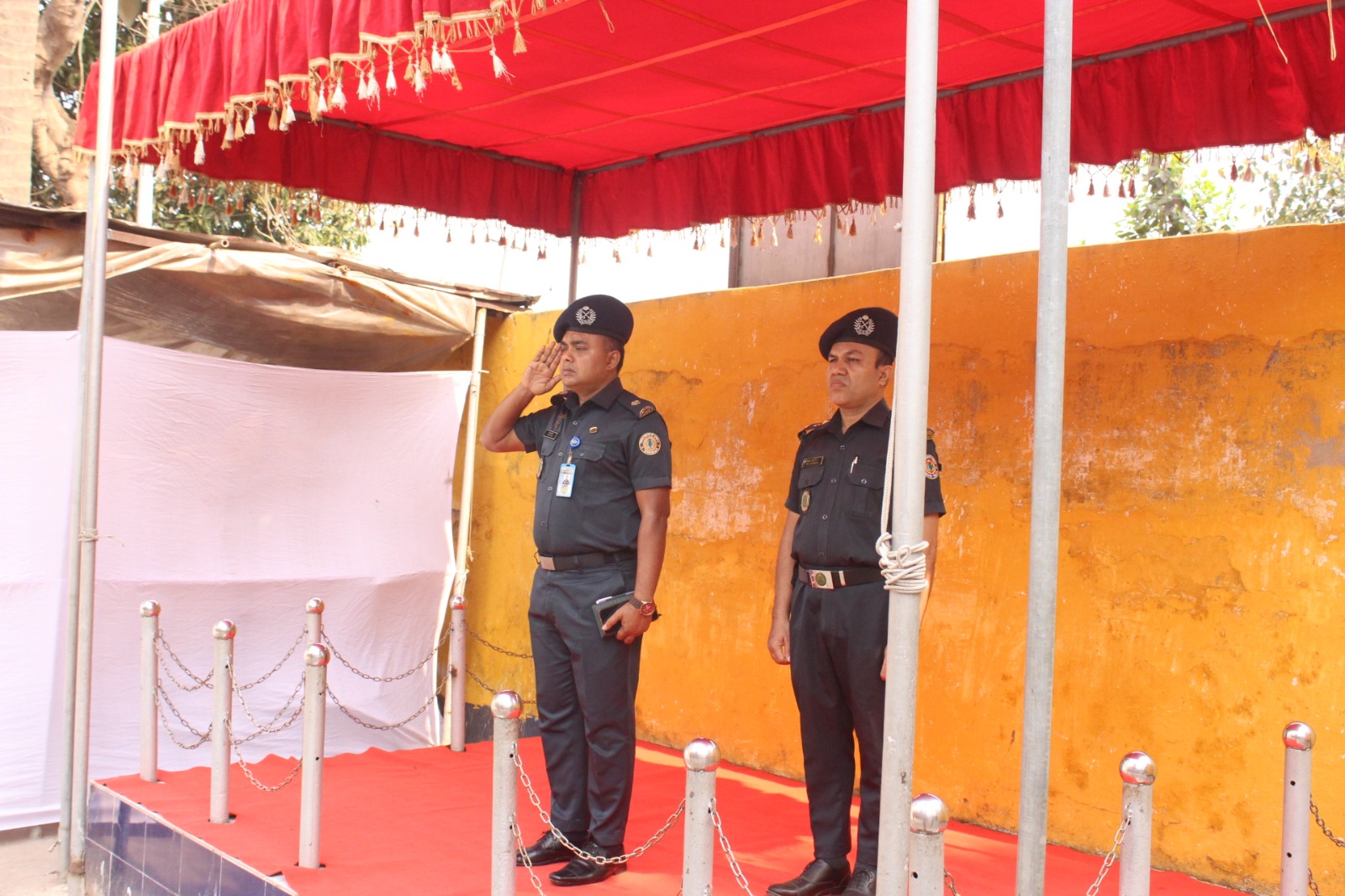 অদ্য ২৯/০৩/২০২৬ তাং সাপ্তাহিক ড্রেসি প্যারেডে সালাম গ্রহন ও পরির্দশন করেন খুলনা জেলা কারাগারের জলে সুপার জনাব মোঃ আবু ছায়েম ও ডেপুটি সুপারিনটেনডেন্ট জনাব মোঃ আব্দুল্ল্যাহেল আল আমিন স্যার।