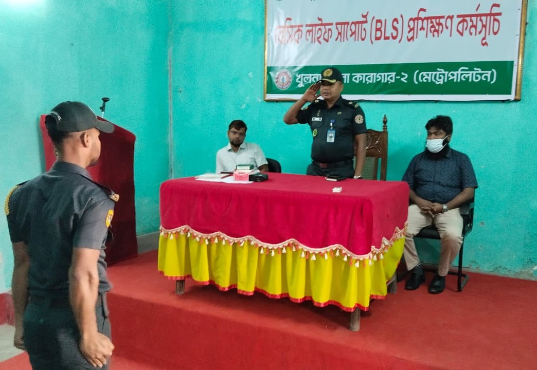 খুলনা জেলা কারাগার-২ এ কারা কর্মকর্তা ও কর্মচারীদের জন্য বেসিক লাইফ সাপোর্ট (BLS) প্রশিক্ষণ কর্মসূচি শুভ উদ্ভোদন করেন জেল সুপার জনাব আবু ছায়েম এবং সার্বিক কার্যক্রম পরিচালনা করেন সহকারী সার্জন ডাঃ শাহী মুনতাসির মেহরান ও ফার্মমাসিস্ট হৃদয় চৌধুরী।