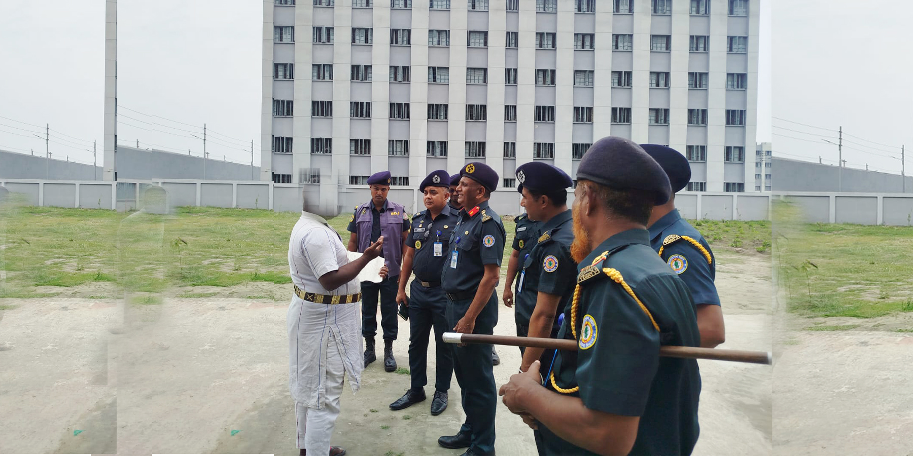 কারা উপ-মহাপরিদর্শক খুলনা বিভাগ জনাব মনির আহমেদ স্যার, খুলনা জেলা কারাগার পরিদর্শন এর সময় বন্দিদের সাথে মতবিনিময়র স্থির চিত্র।