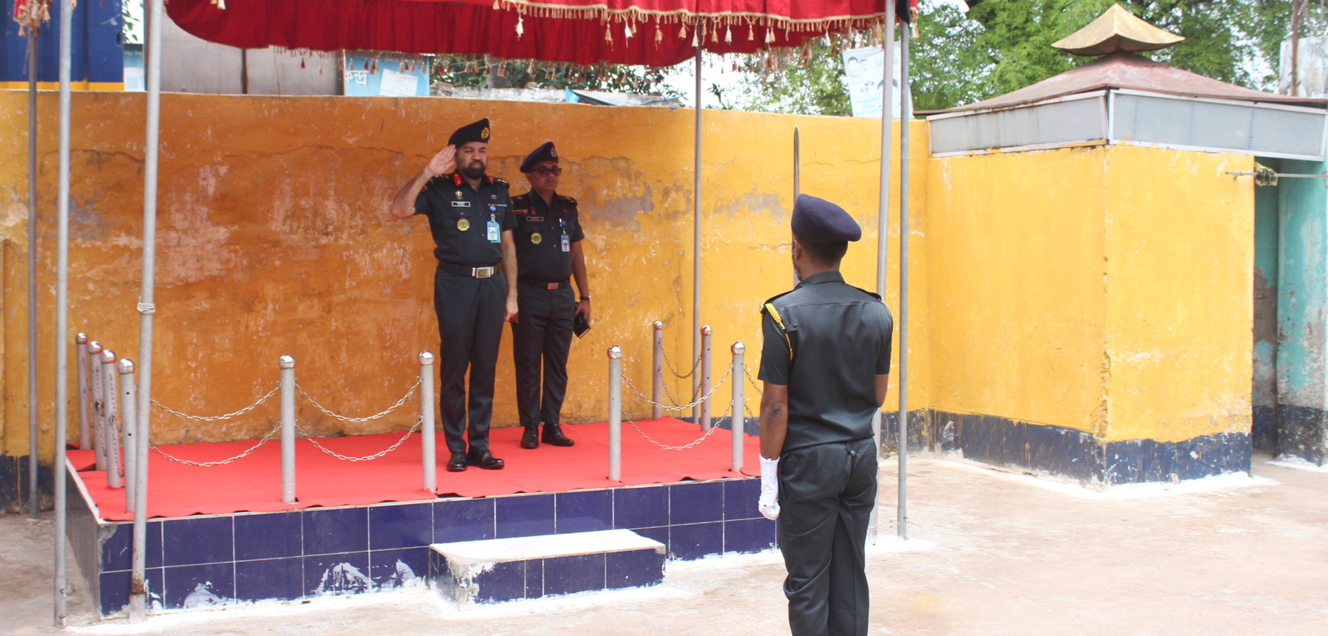 অদ্য১৯-০৫-২০২৬ তারিখ কারা উপ-মহাপরির্দশক লে: কর্নেল মোহাম্মদ আখতার হাসিব দেওয়ান এফসিপিএস,এএমসি খুলনা জেলা কারাগার -২(মেট্রোপলিটন)পরির্দশন ও সালামি এর স্থির চিত্র।