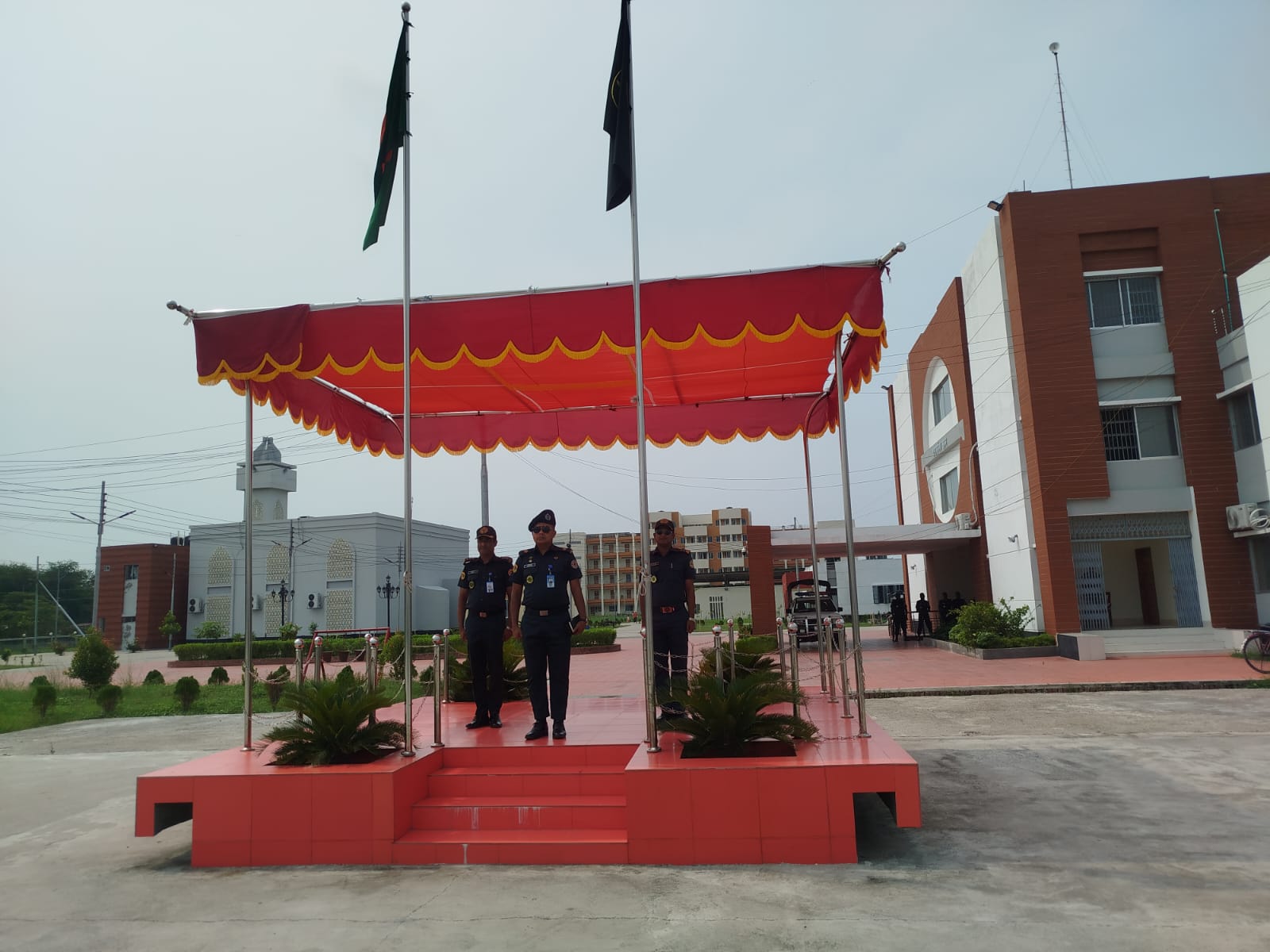 অদ্য ০৭/০৬/২০২৬ খ্রিঃ তারিখ রবিবার খুলনা জেলা কারাগার-১ এ গার্ডিং স্টাফদের সাপ্তাহিক ড্রেসি প্যারেড অনুষ্ঠিত হয়।