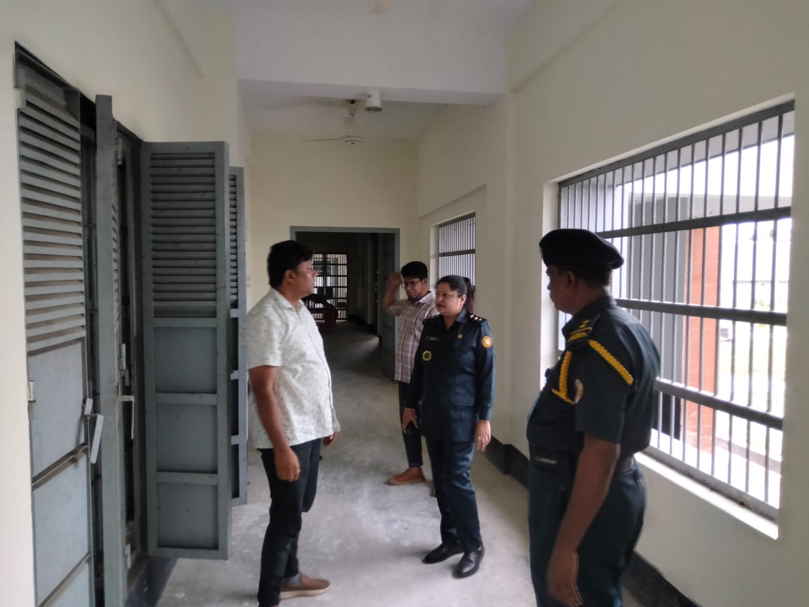বাংলাদেশ কারা অধিদপ্তরের মহাপরিদর্শক (আইজি প্রিজন্স) মহোদয়ের নির্দেশনার আলোকে খুলনা জেলা কারাগারে গৃহীত হয়েছে একটি মানবিক ও কর্মমুখী উদ্যোগ—মুরগির খামার স্থাপনের পরিকল্পনা।