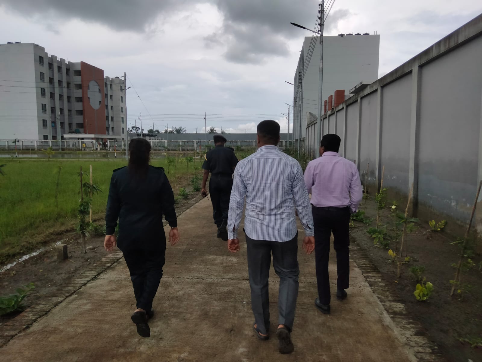 প্রকৃতির সান্নিধ্যে গড়ে ওঠা খুলনা নতুন জেলা কারাগার—যেখানে নিরাপত্তার পাশাপাশি গুরুত্ব দেওয়া হচ্ছে উৎপাদনশীলতা, পরিবেশ সংরক্ষণ এবং আত্মনির্ভরশীলতার ওপর।