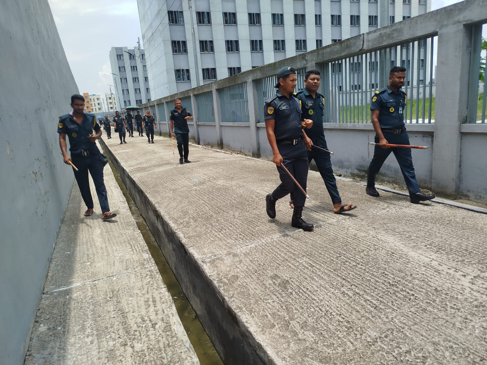 খুলনা জেলা কারাগার-১ এ ০২/০৭/২৬ খ্রিঃ তারিখ বেলা ১১:৫৫ ঘটিকা হতে দুপুর ১২:৩০ ঘটিকা পর্যন্ত অত্র কারাগারে মাসিক এলার্ম প্র্যাকটিস অনুষ্ঠিত হয়। উক্ত এলার্ম প্রাকটিসে মোট ১৪৫ জন সকল গার্ডিং স্টাফ অংশগ্রহণ করেন।