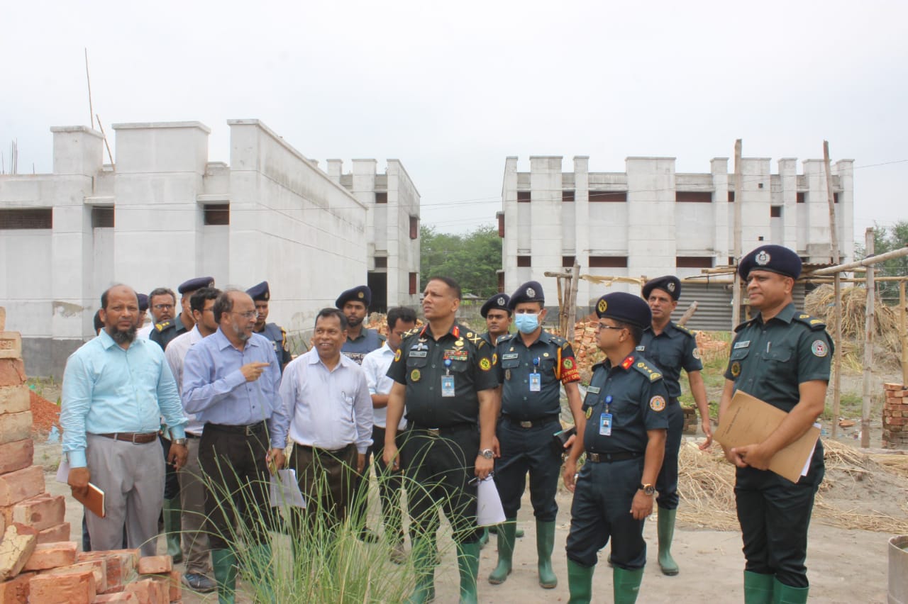 কারা মহাপরিদর্শক মহোদয় ২৪.০৫.২০২৩ এ নির্মাণাধীন খুলনা জেলা কারাগার পরিদর্শন করেন। পরিদর্শন শেষে প্রধান ফটকের সামনে একটি বৃক্ষ রোপণ করেন