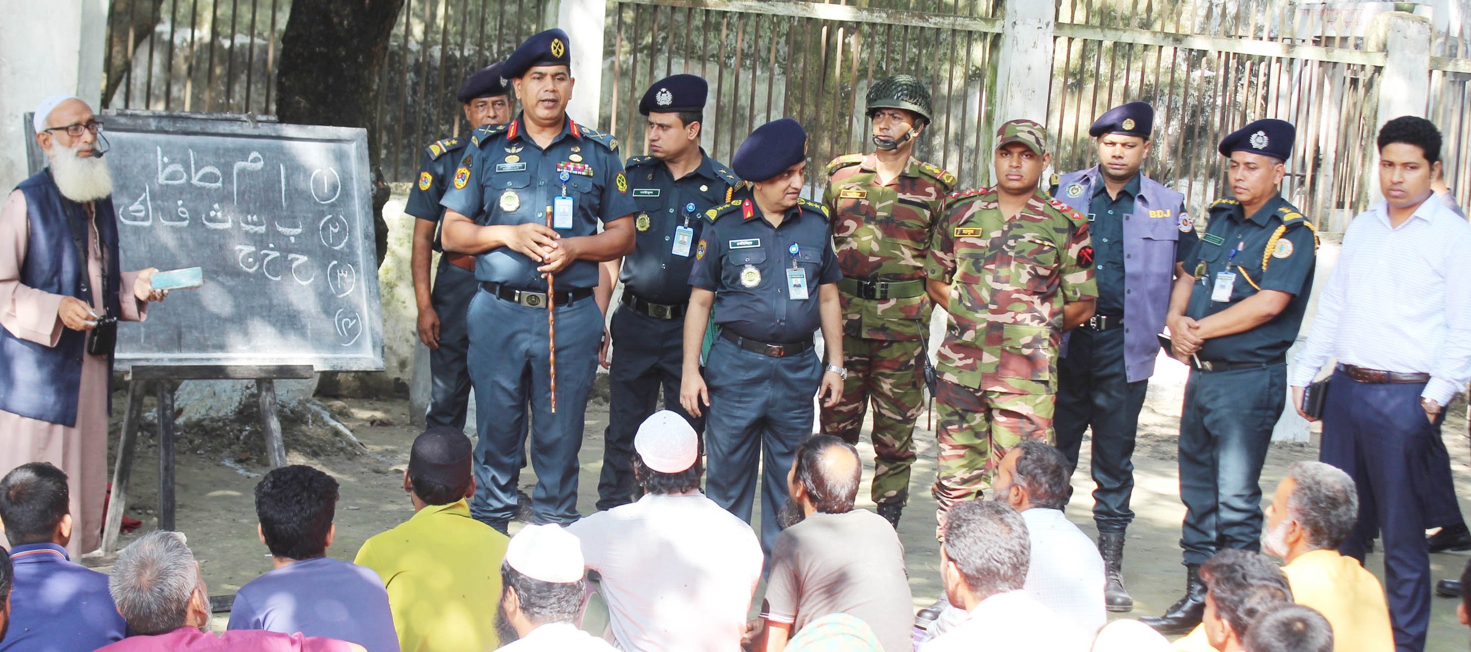 কারা মহাপরিদর্শক মহোদয়ে কর্তৃক বন্দিদের বিভিন্ন সমষ্যার কথা শ্রবণকালে।