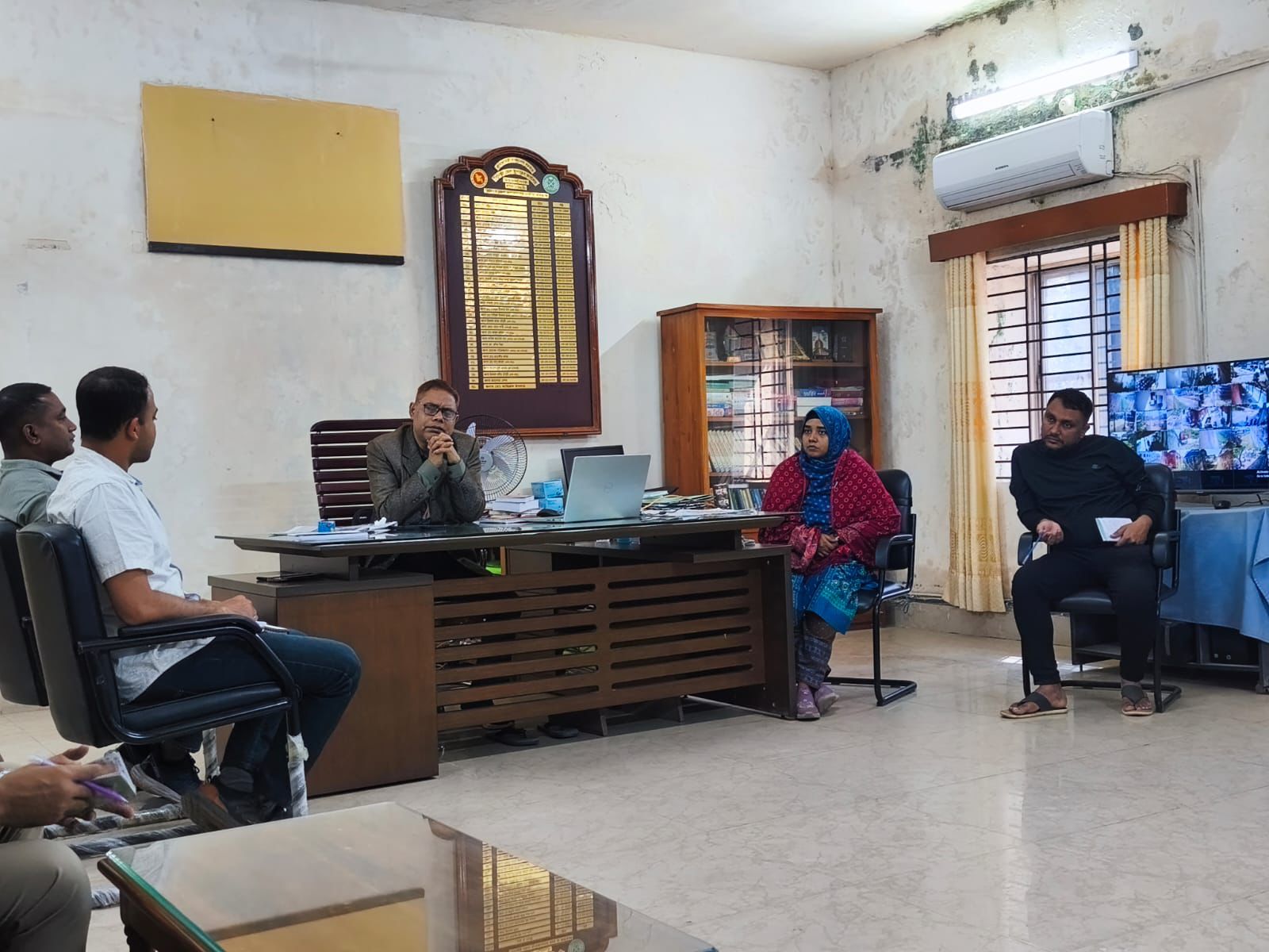 ময়মনসিংহ কেন্দ্রীয় কারাগারের নবাগত সিনিয়র জেল সুপার জনাব মো: শহিদুল ইসলাম সাপ্তাহিক মর্নিং ব্রিফে দপ্তরের সকল কর্মকর্তা-কর্মচারীগণকে দাপ্তরিক কাজে গতিশীলতা ও শৃঙ্খলা আনতে সংশ্লিষ্ট সবাইকে দিক-নির্দেশনা প্রদান করেন।