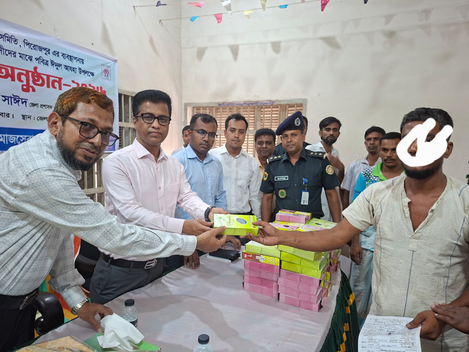 পবিএ ঈদ উল আজাহা উপলক্ষে মাননীয় জেলা প্রশাসক মহাদয় বন্দিদের মাঝে নতুন কাপড় বিতরন করেন।