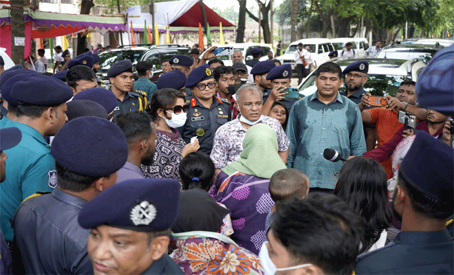 মাননীয় স্বরাষ্ট্র উপদেষ্টা লেফটেন্যান্ট জেনারেল মোঃ জাহাঙ্গীর আলম চৌধুরী (অবঃ) ১০.০৬.২০২৫ তারিখ কাশিমপুর কেন্দ্রীয় কারাগার-২ ও কাশিমপুর মহিলা কেন্দ্রীয় কারাগার পরিদর্শন করেন।