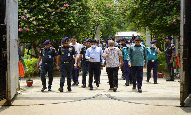 মাননীয় স্বরাষ্ট্র উপদেষ্টা লেফটেন্যান্ট জেনারেল মোঃ জাহাঙ্গীর আলম চৌধুরী (অবঃ) ১০.০৬.২০২৫ তারিখ কাশিমপুর কেন্দ্রীয় কারাগার-২ ও কাশিমপুর মহিলা কেন্দ্রীয় কারাগার পরিদর্শন করেন।