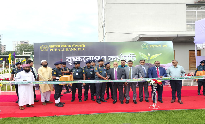 রাজশাহী কারা প্রশিক্ষণ কেন্দ্রে বৃক্ষরোপণ কর্মসূচীর শুভ উদ্বোধন করেন কারা মহাপরিদর্শক ব্রিগেডিয়ার জেনারেল সৈয়দ মোঃ মোতাহের হোসেন, এনডিসি, পিএসসি মহোদয়।