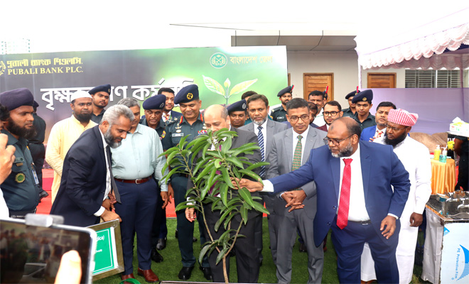 রাজশাহী কারা প্রশিক্ষণ কেন্দ্রে বৃক্ষরোপণ কর্মসূচীর শুভ উদ্বোধন করেন কারা মহাপরিদর্শক ব্রিগেডিয়ার জেনারেল সৈয়দ মোঃ মোতাহের হোসেন, এনডিসি, পিএসসি মহোদয়।