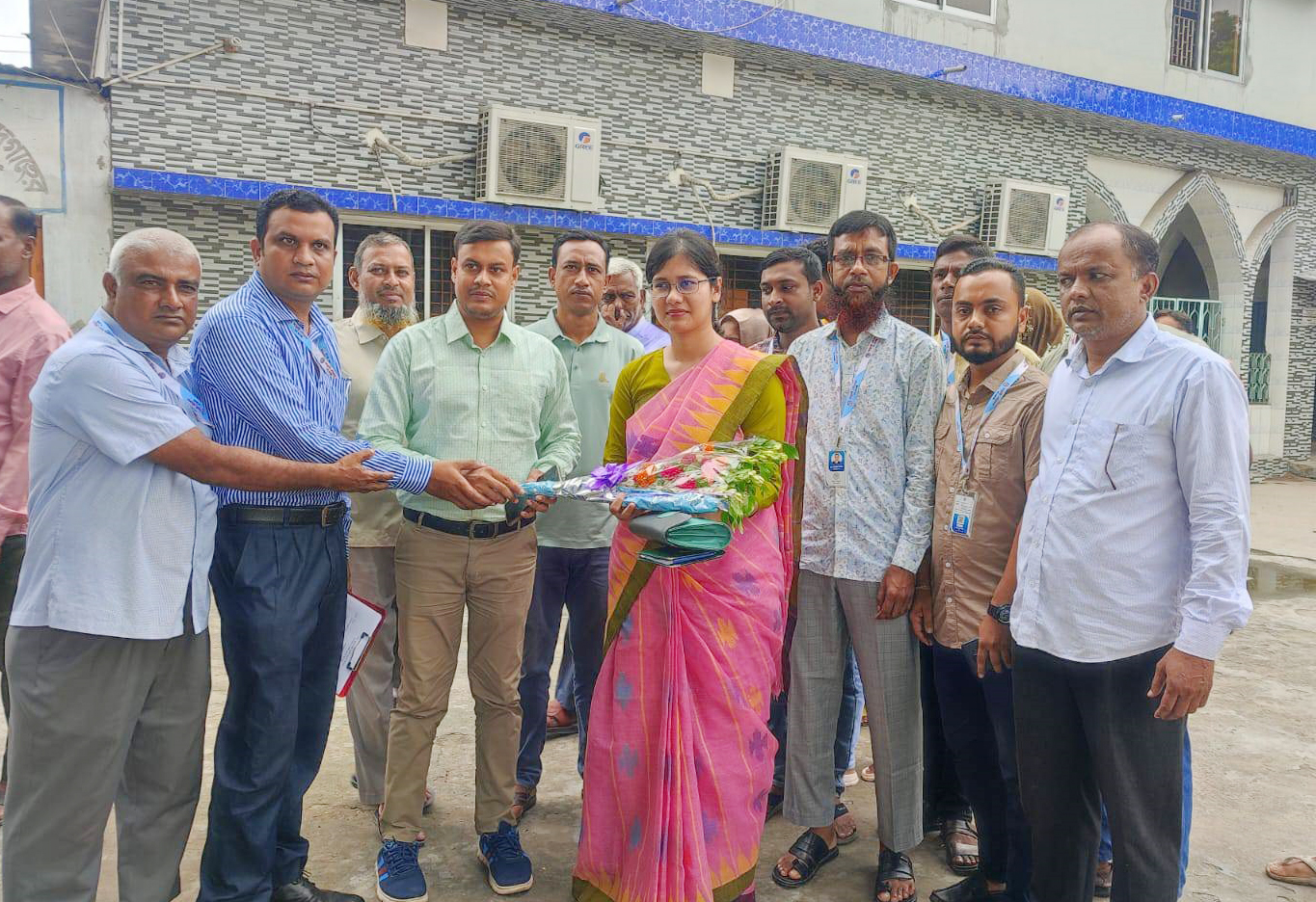 প্রশাসক ,আড়ানী পৌরসভাকে ফুলেল শুভেচ্ছা