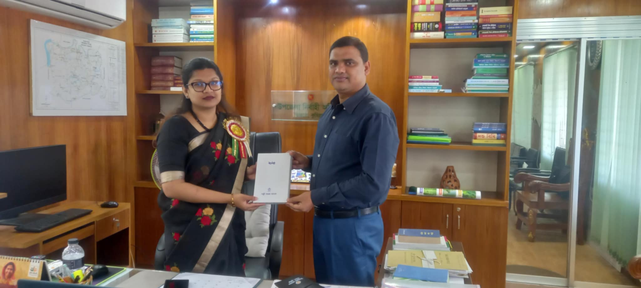 উপজেলা নির্বাহী অফিসার কে ডায়রি প্রদান।