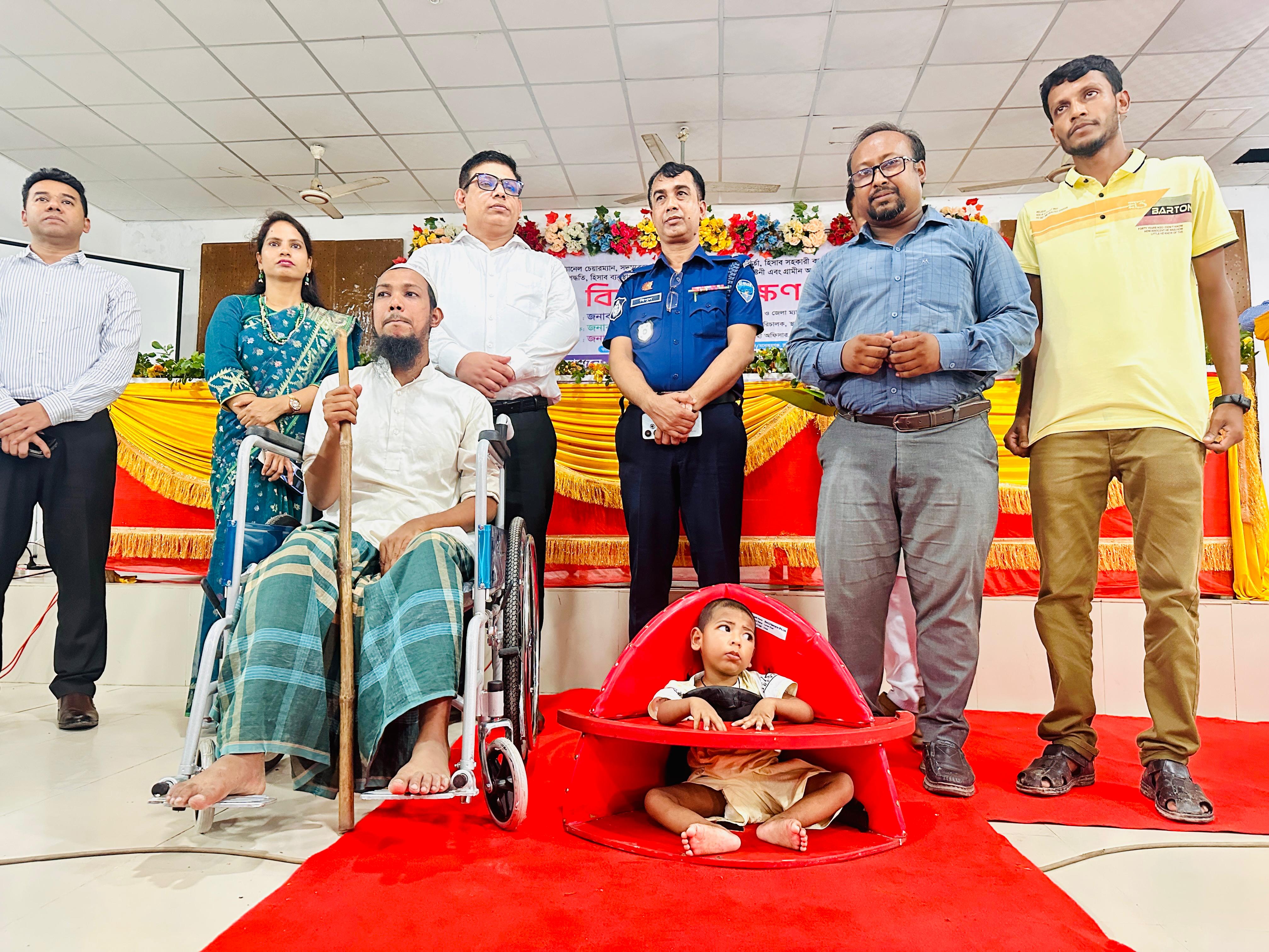 প্রতিবন্ধী ব্যক্তিদের মাঝে হুইল চেয়ার ও কর্ণার চেয়ার বিতরণ করেন সম্মানিত জেলা প্রশাসক, কুমিল্লা মহোদয় এবং উপজেলা নির্বাহী অফিসার, মনোহরগঞ্জ মহোদয়