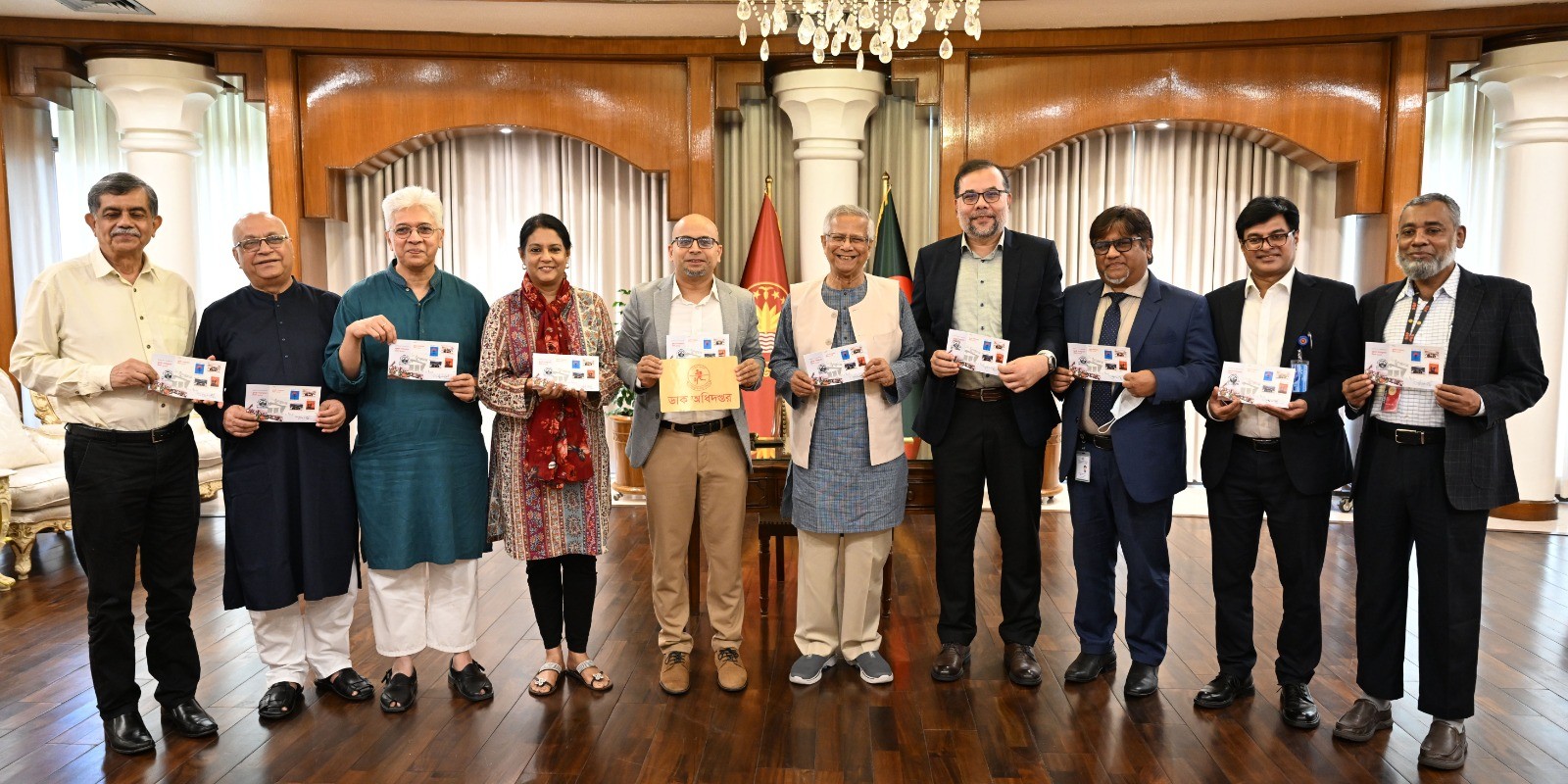 জুলাই গণ-অভ্যুত্থান দিবস উপলক্ষ্যে স্মারক ডাকটিকেট, উদ্বোধনী খাম ও সিলমোহর অবমুক্ত করেছেন প্রধান উপদেষ্টা প্রফেসর ড. মুহাম্মদ ইউনূস। (যমুনা, ০৫ আগস্ট ২০২৫)।