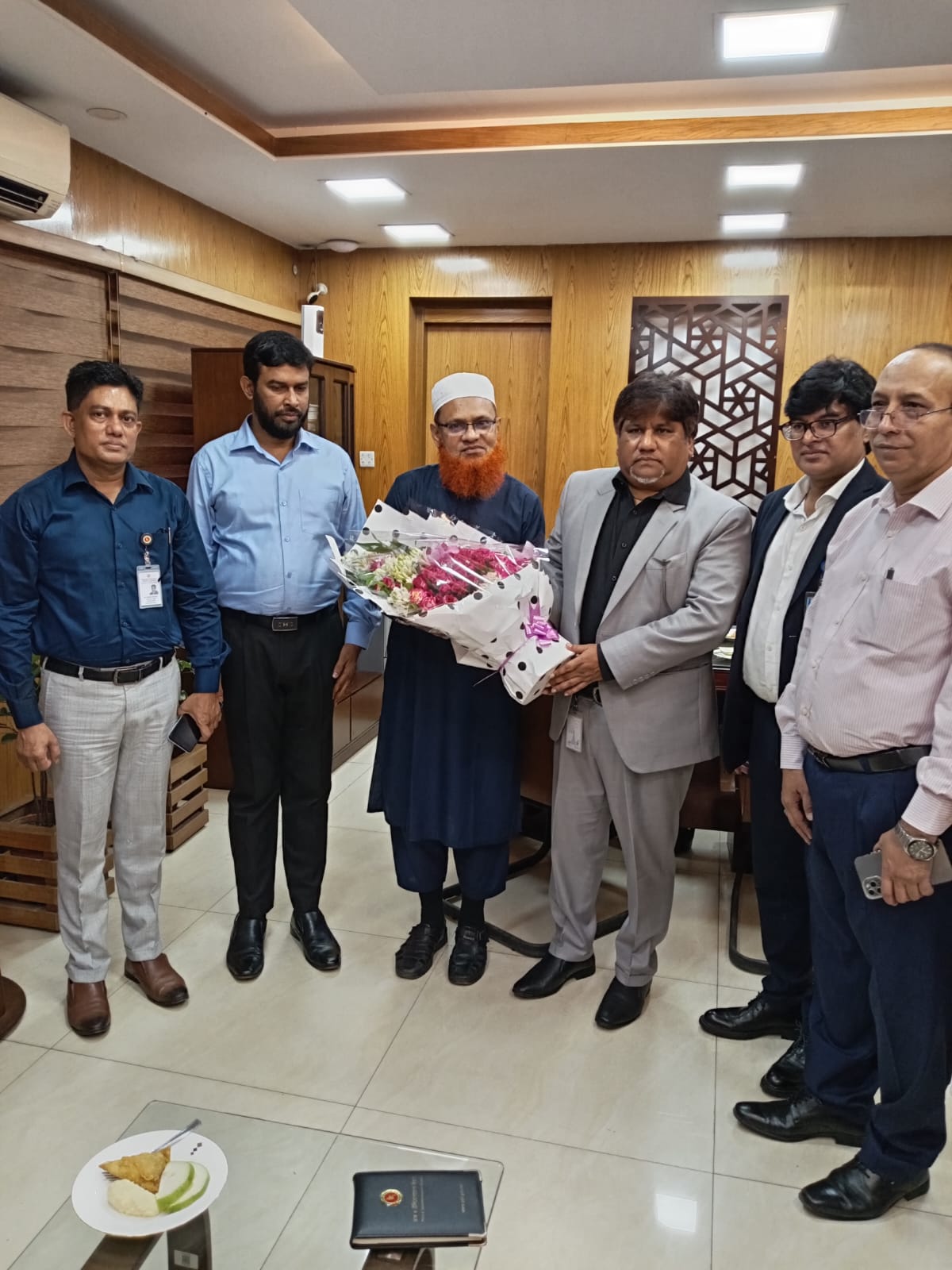 নবনিযুক্ত ডাক ও টেলিযোগাযোগ বিভাগের সচিব জনাব আব্দুন নাসের খান মহোদয় কে ডাক ও টেলিযোগাযোগ বিভাগের কর্মকর্তাদের পক্ষ থেকে ফুলেল শুভেচ্ছা (৩১ জুলাই, ২০২৫)।