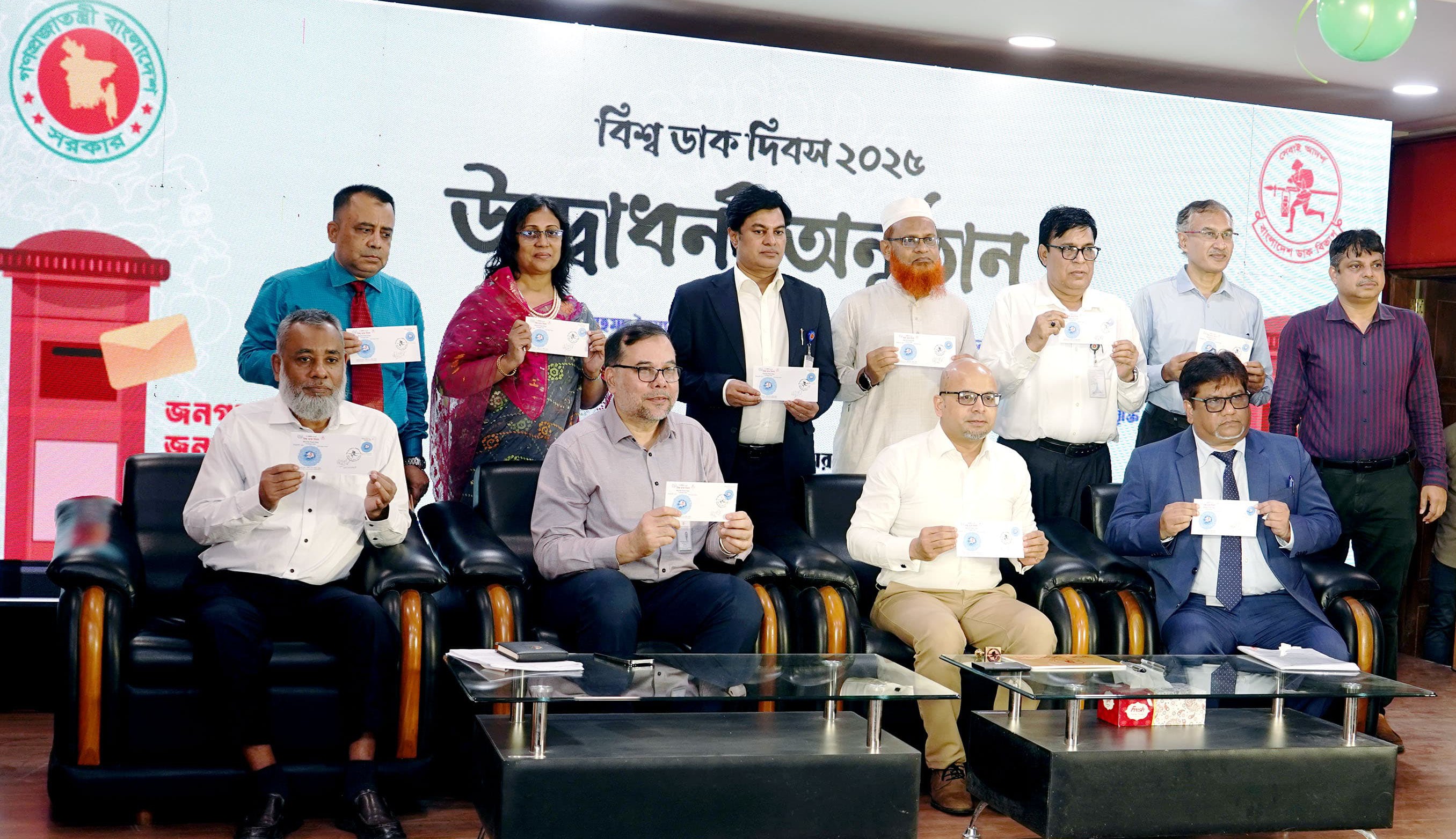 ডাক, টেলিযোগাযোগ ও তথ্যপ্রযুক্তি মন্ত্রণালয়ের মাননীয় প্রধান উপদেষ্টার বিশেষ সহকারী জনাব ফয়েজ আহমদ তৈয়্যব আজ ঢাকার আগারগাঁওয়ে বিশ্ব ডাক দিবস-২০২৫ উদযাপন উপলক্ষে স্মারক ডাকটিকিট উন্মোচন করেন (০৯ অক্টোবর, ২০২৫, বৃহস্পতিবার)।