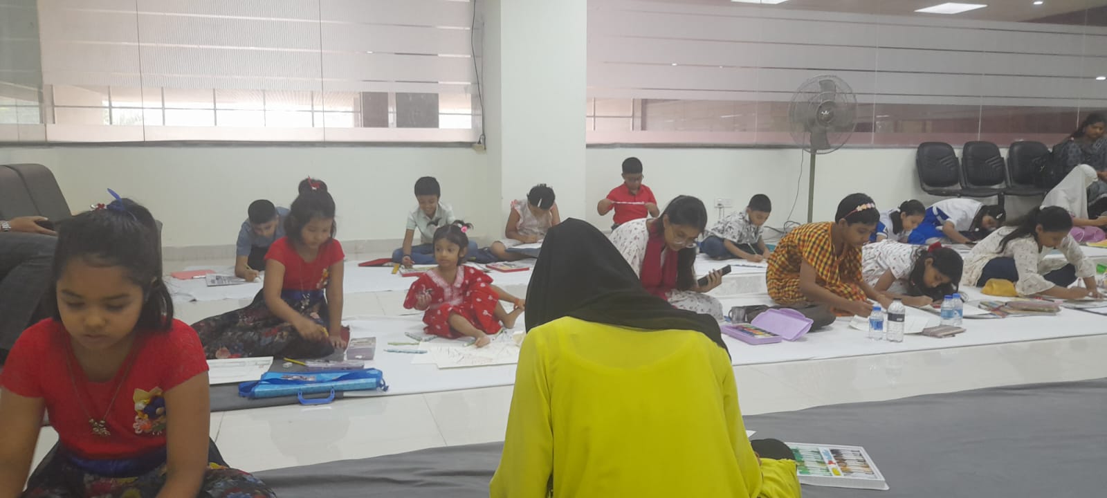 বিশ্ব ডাক দিবস-২০২৫ উদযাপন উপলক্ষ্যে ঢাকার আগারগাঁওয়ে ডাক ভবনে প্রাথমিক পর্যায়ের ছাত্র ছাত্রীদের নিয়ে আয়োজিত চিত্রাঙ্কন প্রতিযোগিতা অনুষ্ঠানের স্থিরচিত্র (১০ অক্টোবর, ২০২৫, শুক্রবার)।