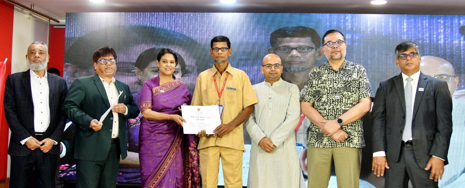 আজ রাজধানীর আগারগাঁওয়ে ডাক বিভাগের সভাকক্ষে বিশ্ব ডাক দিবস-২০২৫ উদযাপন উপলক্ষ্যে আয়োজিত অনুষ্ঠানের সমাপনীতে বিভিন্ন প্রতিযোগীদের পুরস্কার প্রদান করেন প্রধান অতিথি পরিবেশ, বন ও জলবায়ু পরিবর্তন মন্ত্রণালয় এবং পানি সম্পদ মন্ত্রণালয়ের উপদেষ্টা সৈয়দা রিজওয়ান হাসান এবং এ সময় ডাক, টেলিযোগাযোগ ও তথ্য প্রযুক্তি মন্ত্রণালয়ের দায়িত্বপ্রাপ্ত প্রধান উপদেষ্টার বিশেষ সহকারী ফয়েজ আহমদ তৈয়্যব ও ডাক ও টেলিযোগাযোগ বিভাগের সচিব আব্দুন নাসের খান উপস্থিত ছিলেন (১০ অক্টোবর ২০২৫, শুক্রবার)।